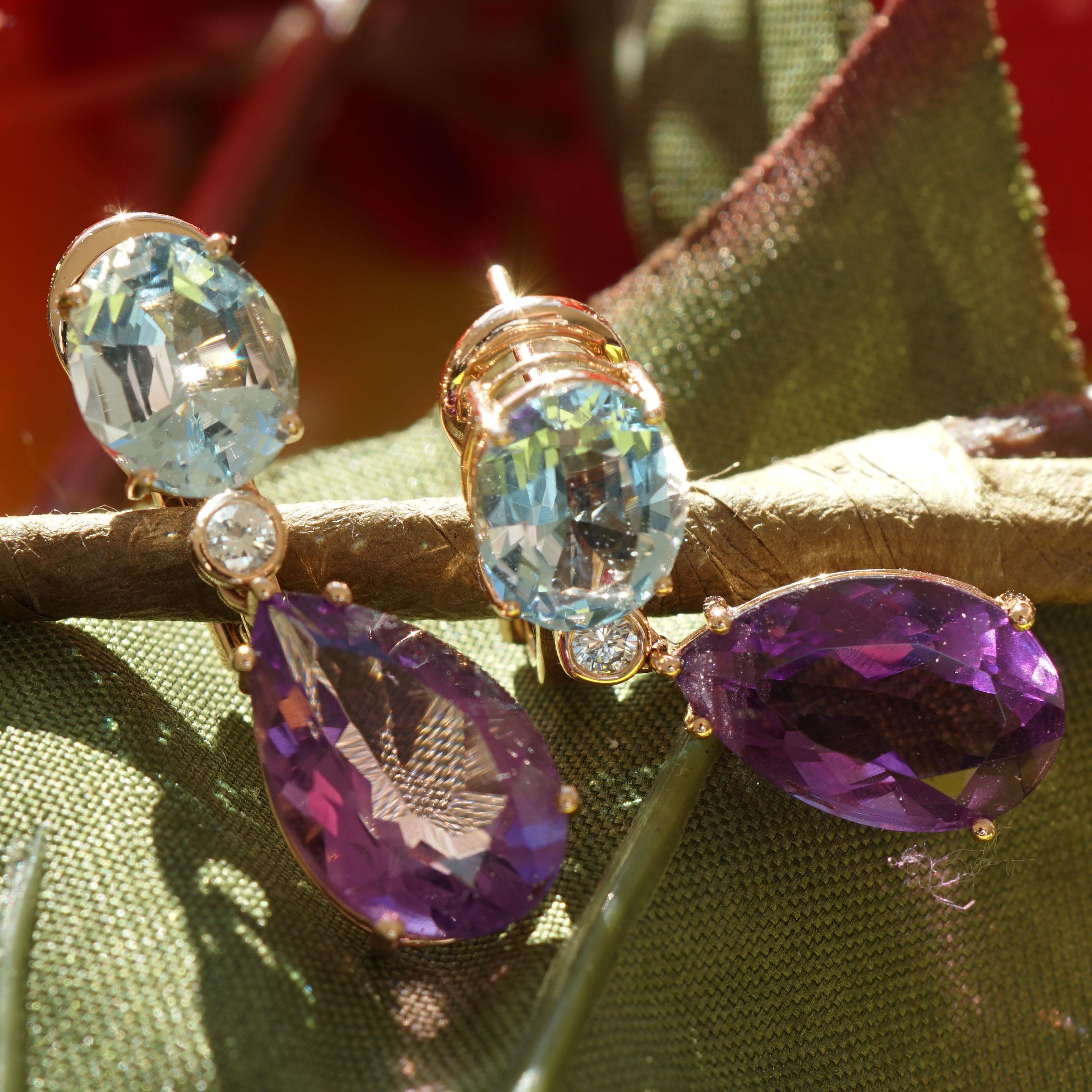 components of the highest quality result in a beautiful piece of earring jewelry, two very fine aquamarines from Madagascar AAA+ total approx. 3.38 ct and two fine pear-cut Brazilian amethysts total approx. 7.83 ct, 14 x 8.5 mm, translucent set, two