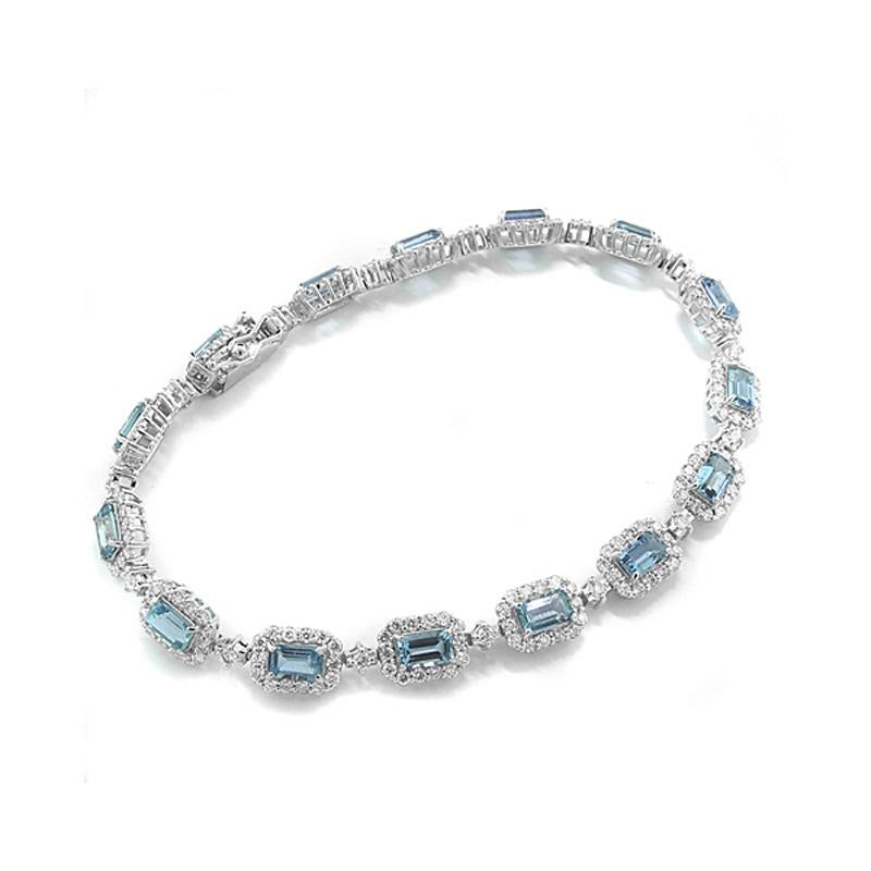 Uno squisito bracciale con 15 acquemarine di alta qualità per un totale di circa 4,04 carati. Ogni acquamarina mostra un'intensa tonalità blu oceano in qualità trasparente, tagliata a forma di ottagono sfaccettato e meticolosamente incastonata à