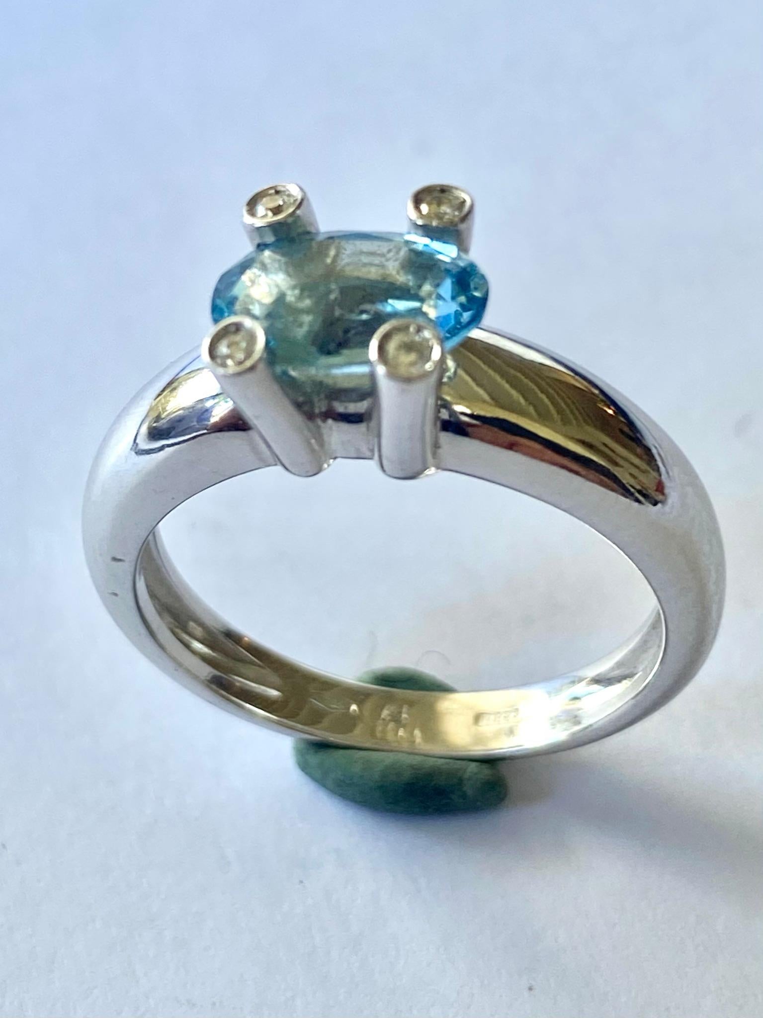 One (1) 18 Karat White Gold Ring, stamped 750 and [* 3231 AL ]   = Alberti Gioelli Valenza Italy
Aquamarine  Oval Mixed Cut, light Blue, Carat weight: 1.02 ct 
4 Briljant Cut Diamonds = 0.04 ct VS  F/G
Weight of the ring: 6.41 grams
Sice of the