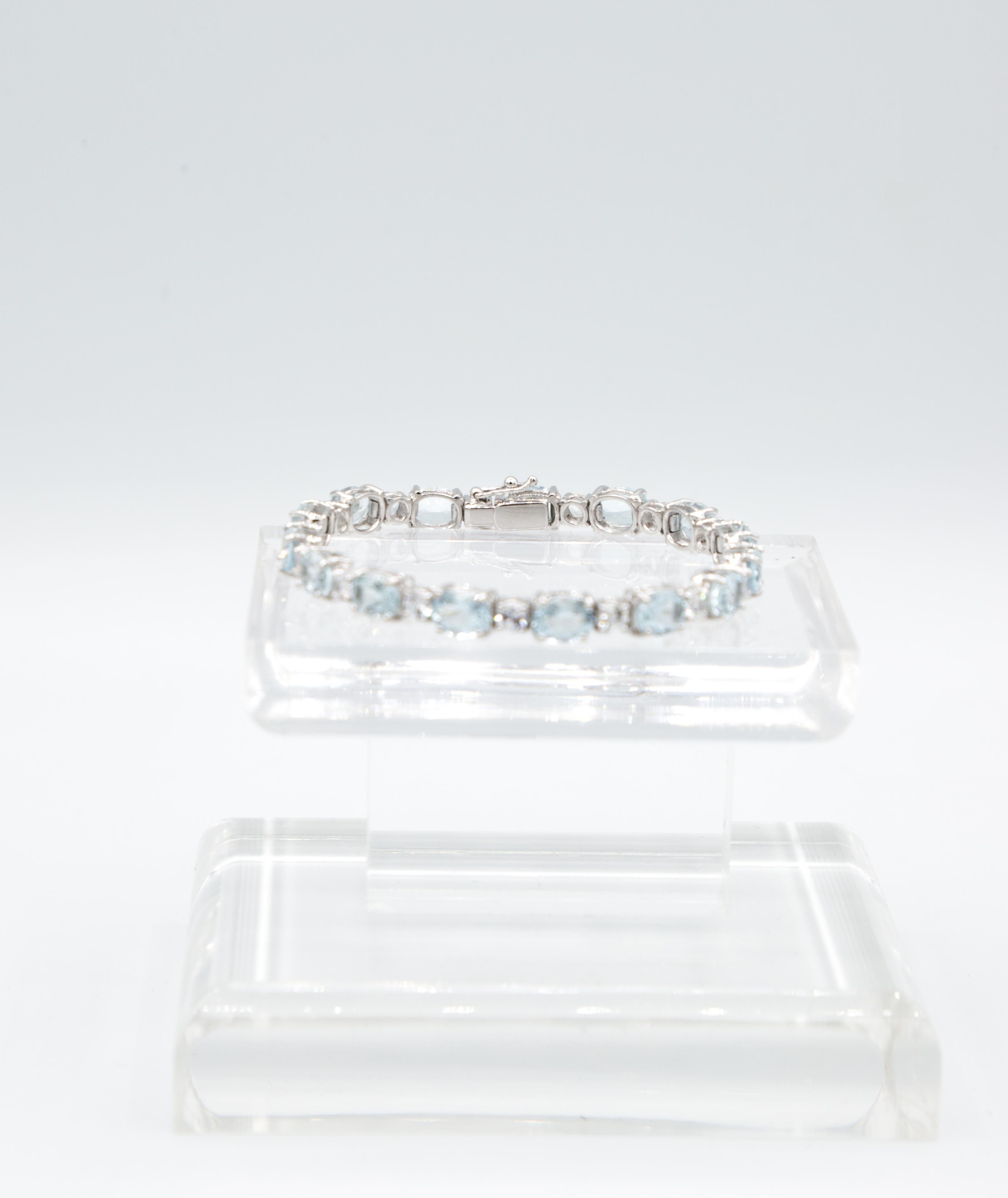 This aquamarine bracelet is made in 18 k white gold and has
15,79 ct aquamarin
4,10 ct white sapphire
is 19 cm long
8 mm wide
25,64 gram
it makes every arm more beautiful and it is for every day