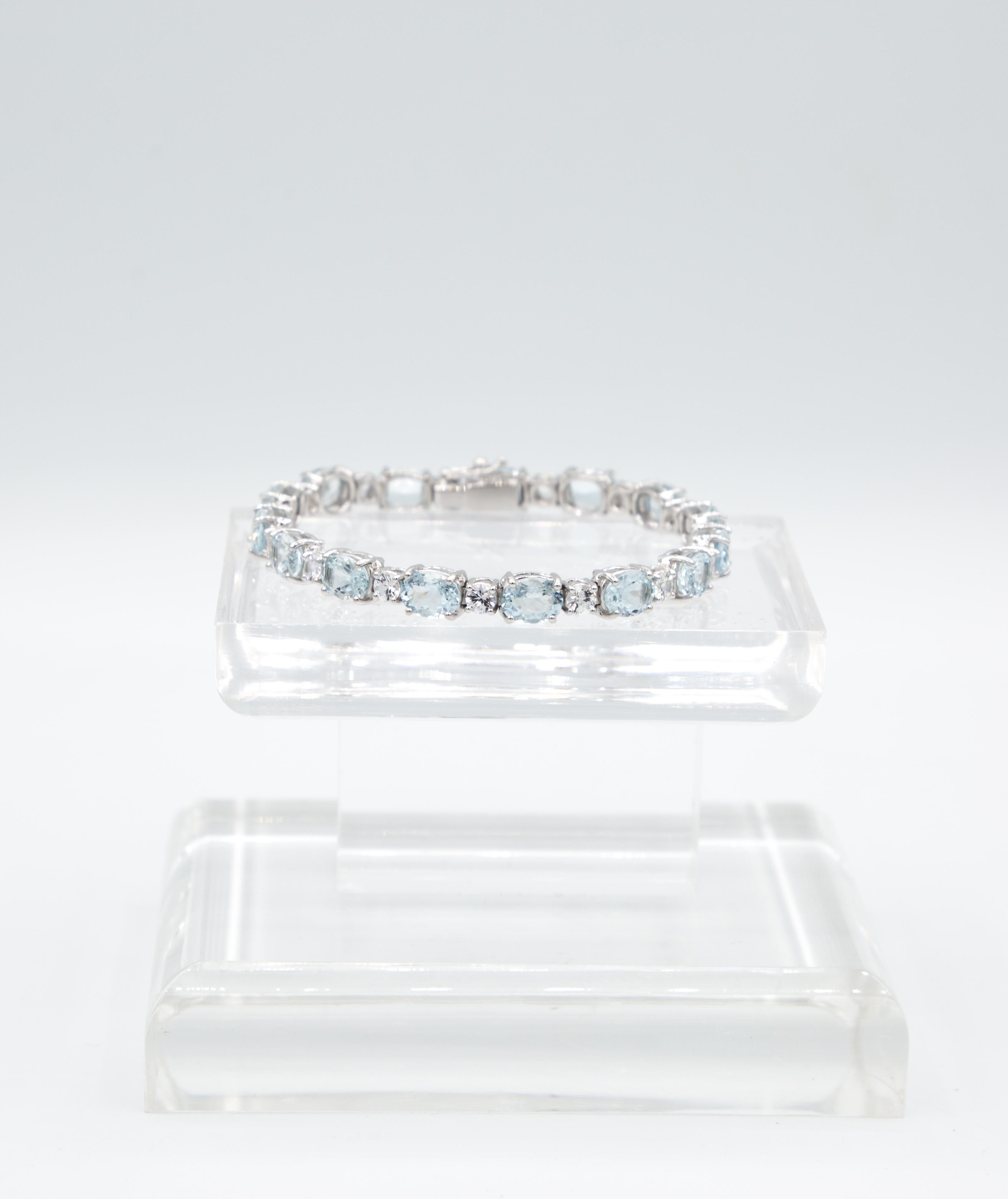 Oval Cut Aquamarin white sapphire bracelet 18 k white gold For Sale