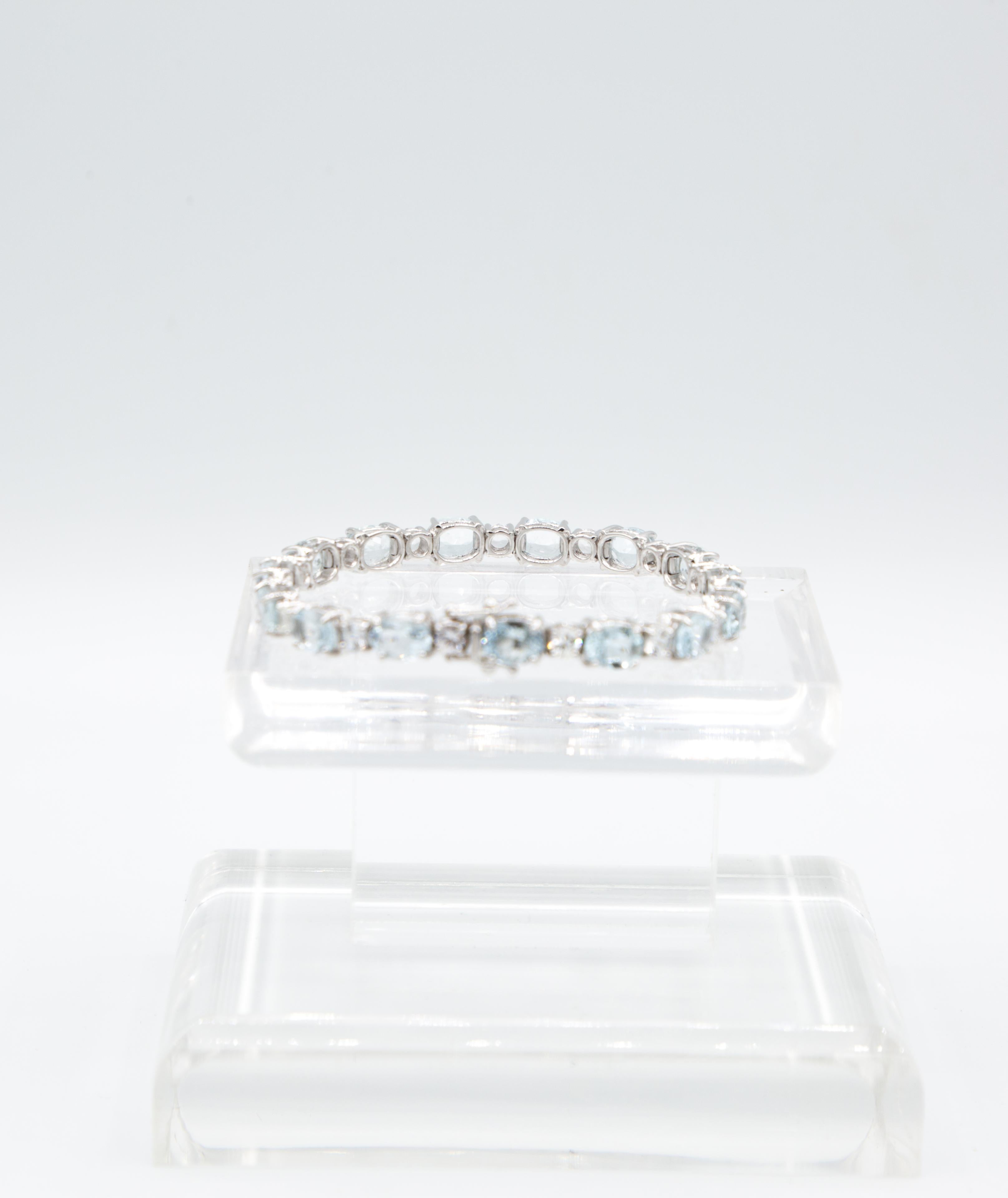 Aquamarin white sapphire bracelet 18 k white gold In New Condition For Sale In Bad Kissingen, DE