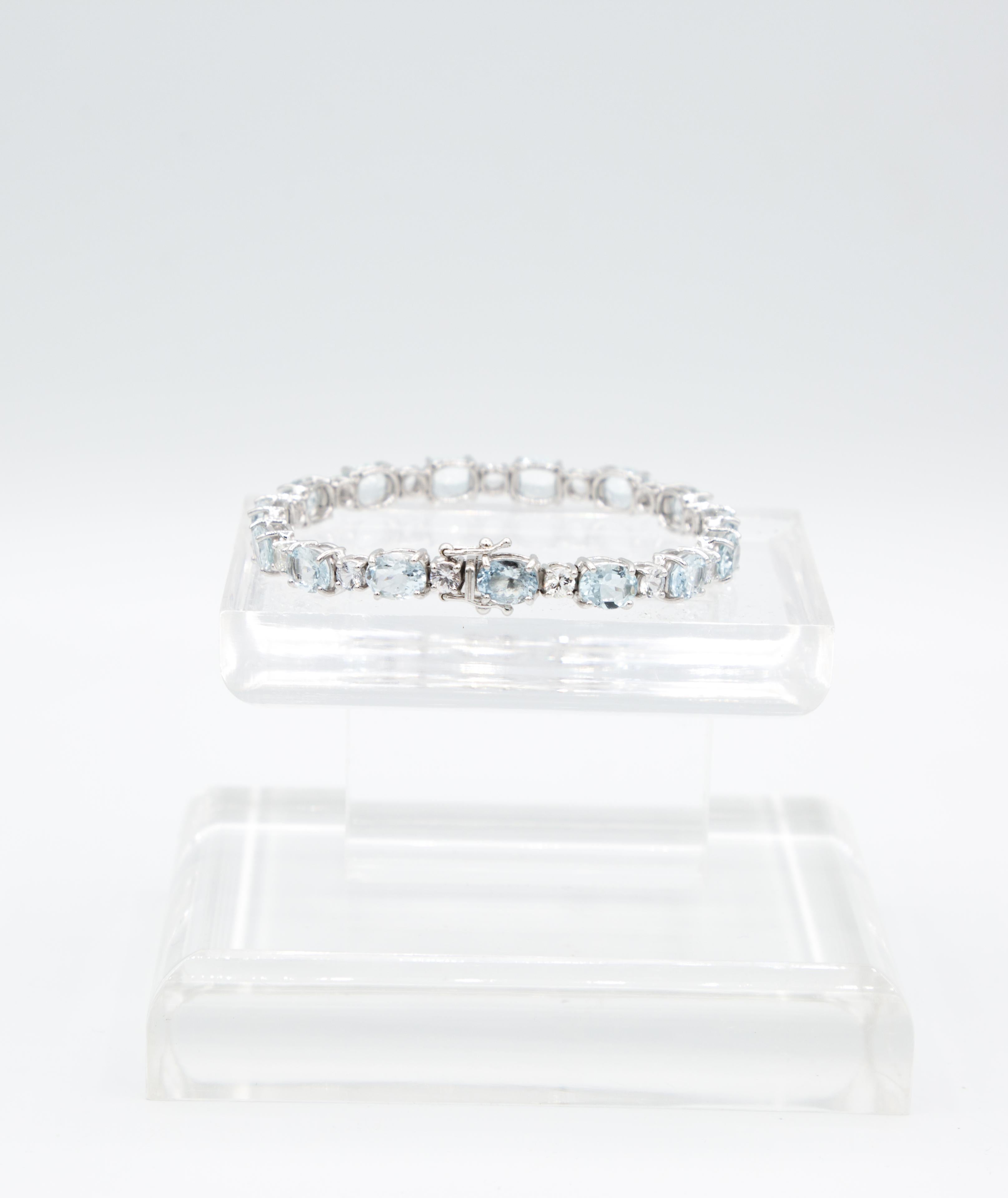Women's or Men's Aquamarin white sapphire bracelet 18 k white gold For Sale