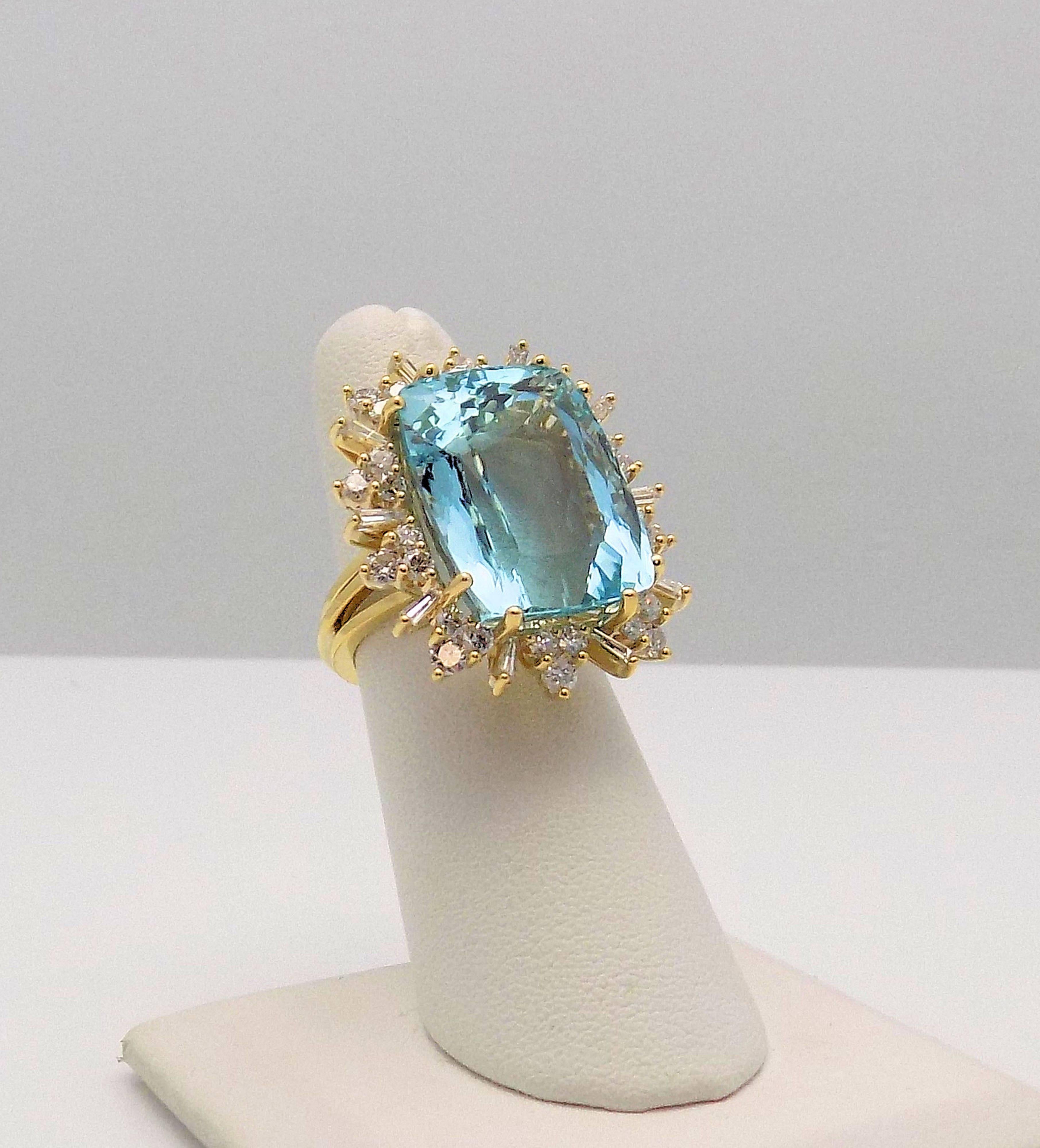 Aquamarine and Diamond Ring For Sale 3