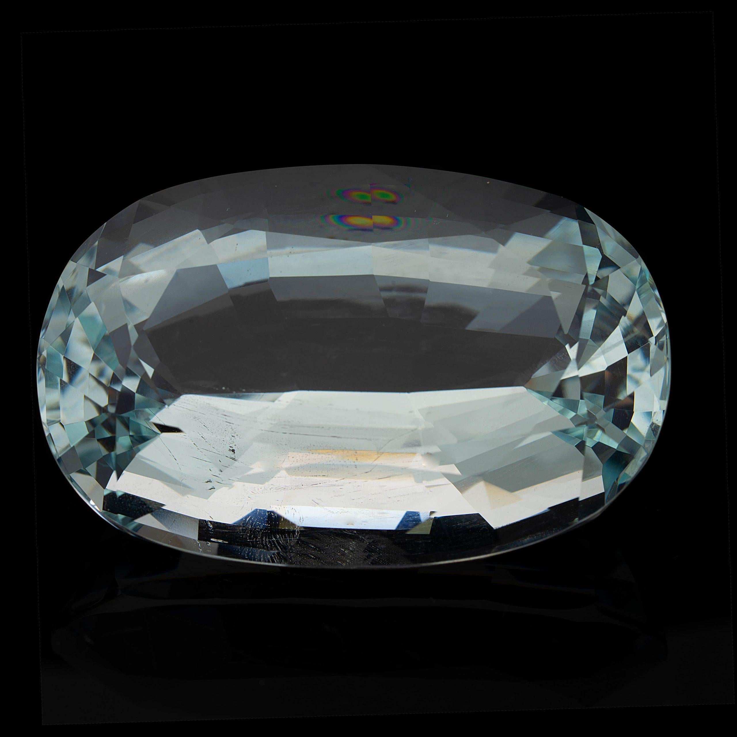 Questa gigantesca acquamarina di oltre 113 carati sfaccettata di colore blu chiaro e taglio ovale proviene dal Brasile, la più importante e grande fonte commerciale di acquamarina di grado gemmologico al mondo, che produce questa pietra da trecento