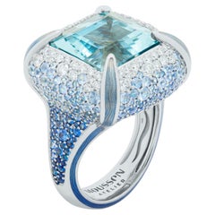 Anello con acquamarina 11,39 carati, diamanti, zaffiri e smalto in oro bianco 18 carati