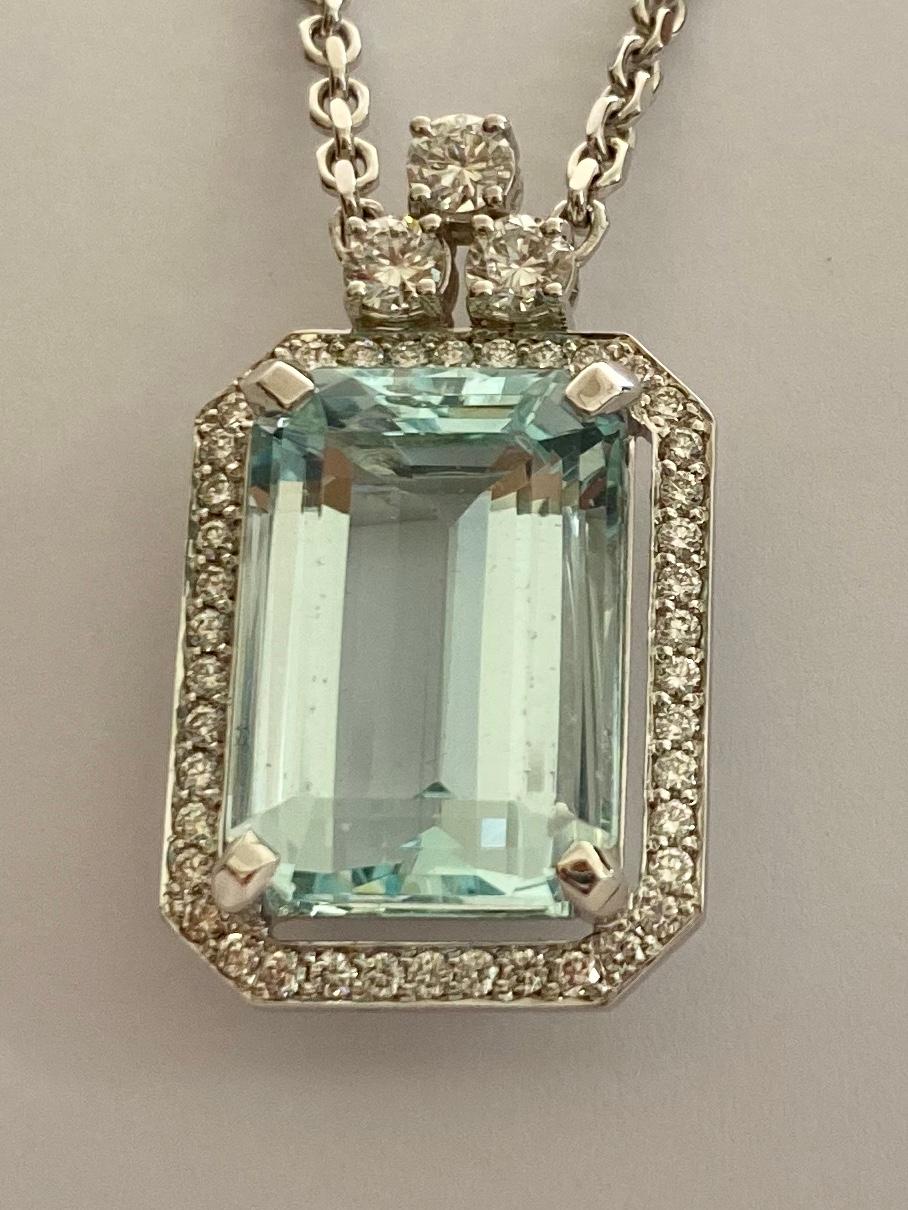 Eine(1) Halskette aus 18 Karat Weißgold, besetzt mit einem (1) natürlichen Beryll: Aquamarin und fünfundvierzig (45) natürlichen Diamanten 
Aquamarin :  14,29 ct  corol Light Blue (GIA-Bericht für diesen natürlichen Beryll enthalten)
Diamanten :
