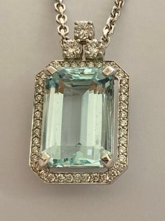 L'aigue-marine de 14,19 carats et 45 diamants sertis dans un collier en or blanc 18 carats