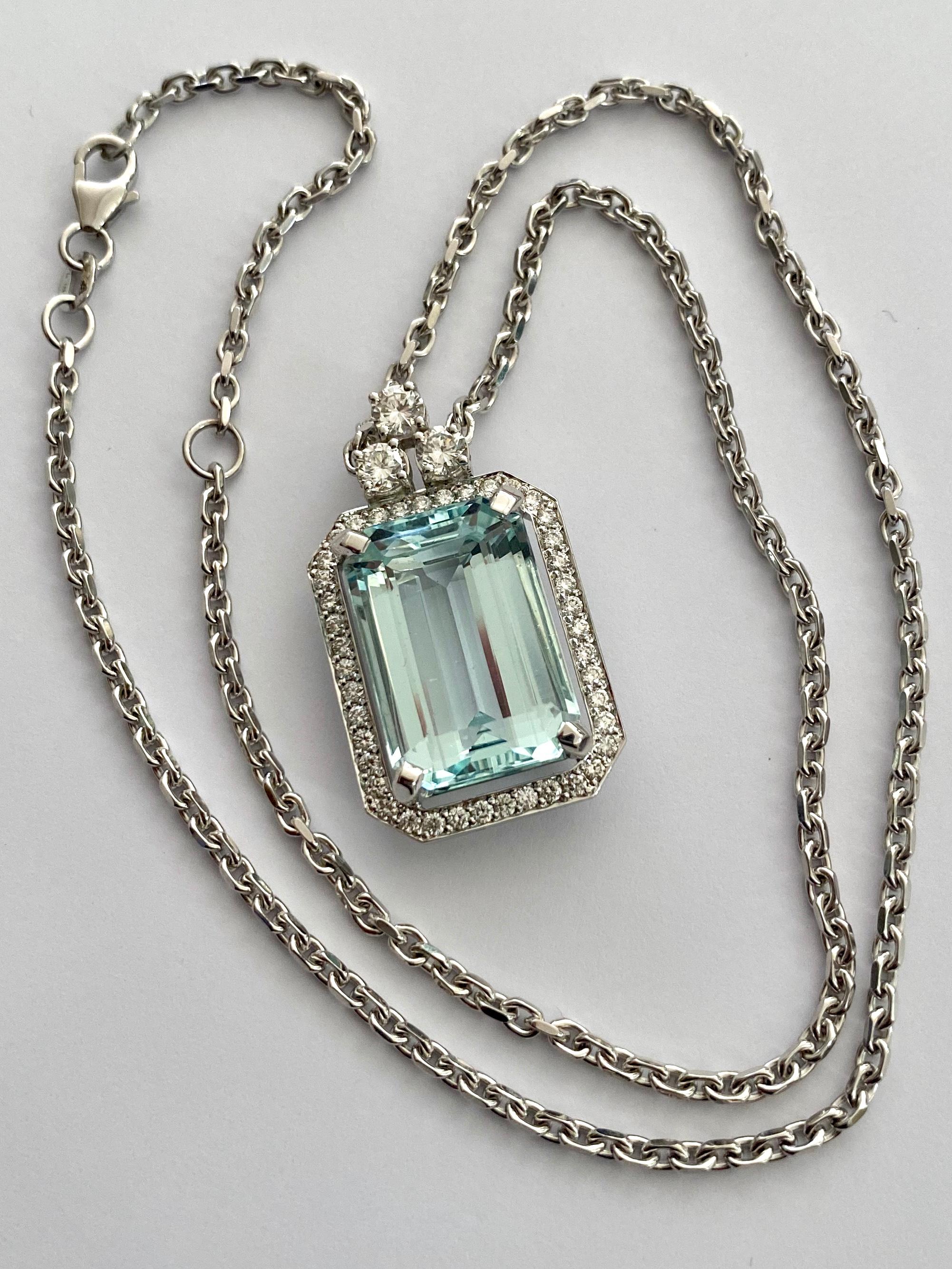 Aquamarine 14.19 Carat and 45 Diamonds Set in a 18 Karat White Gold Neclace In New Condition For Sale In Heerlen, NL