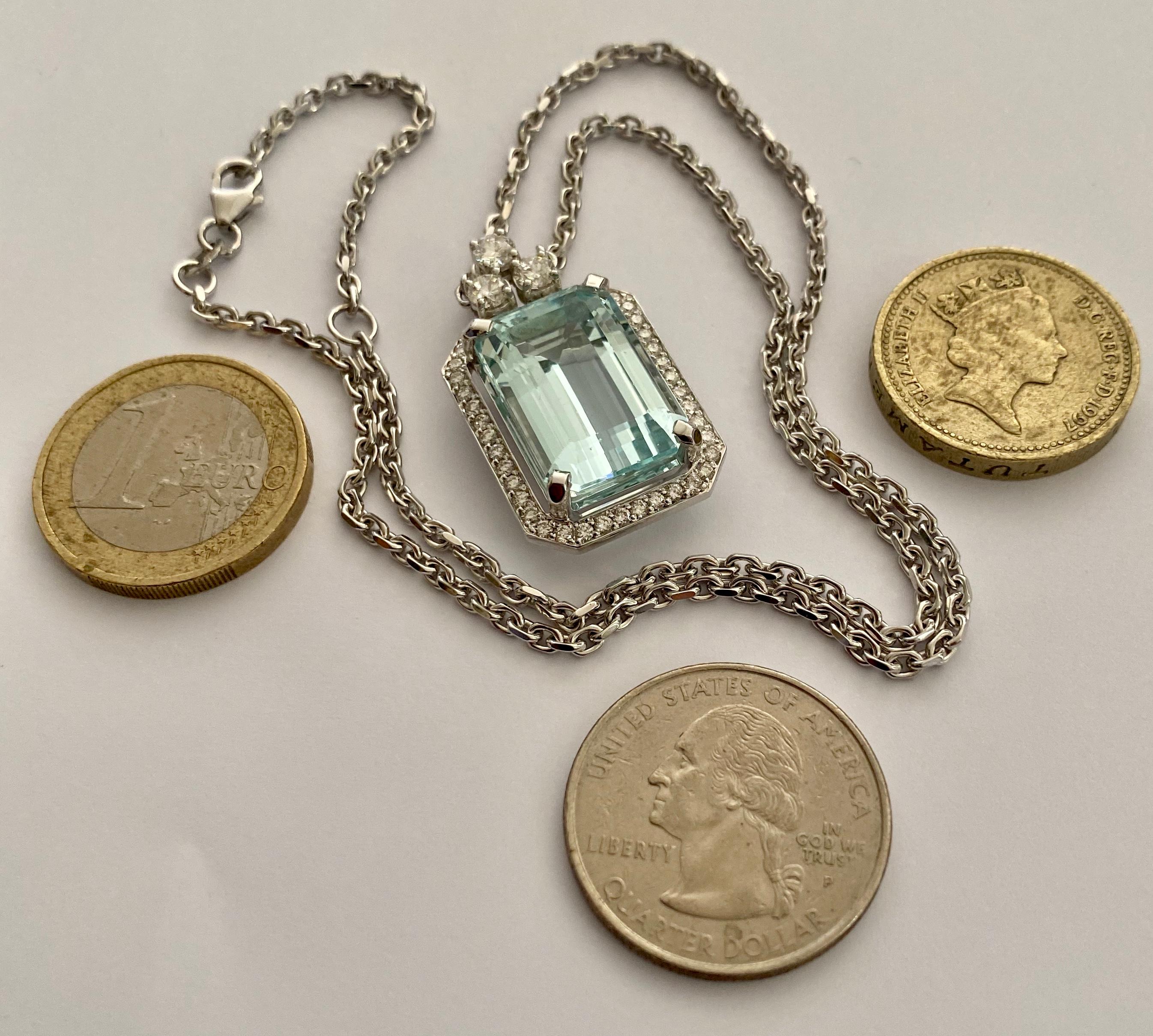 Aquamarine 14.19 Carat and 45 Diamonds Set in a 18 Karat White Gold Neclace For Sale 1