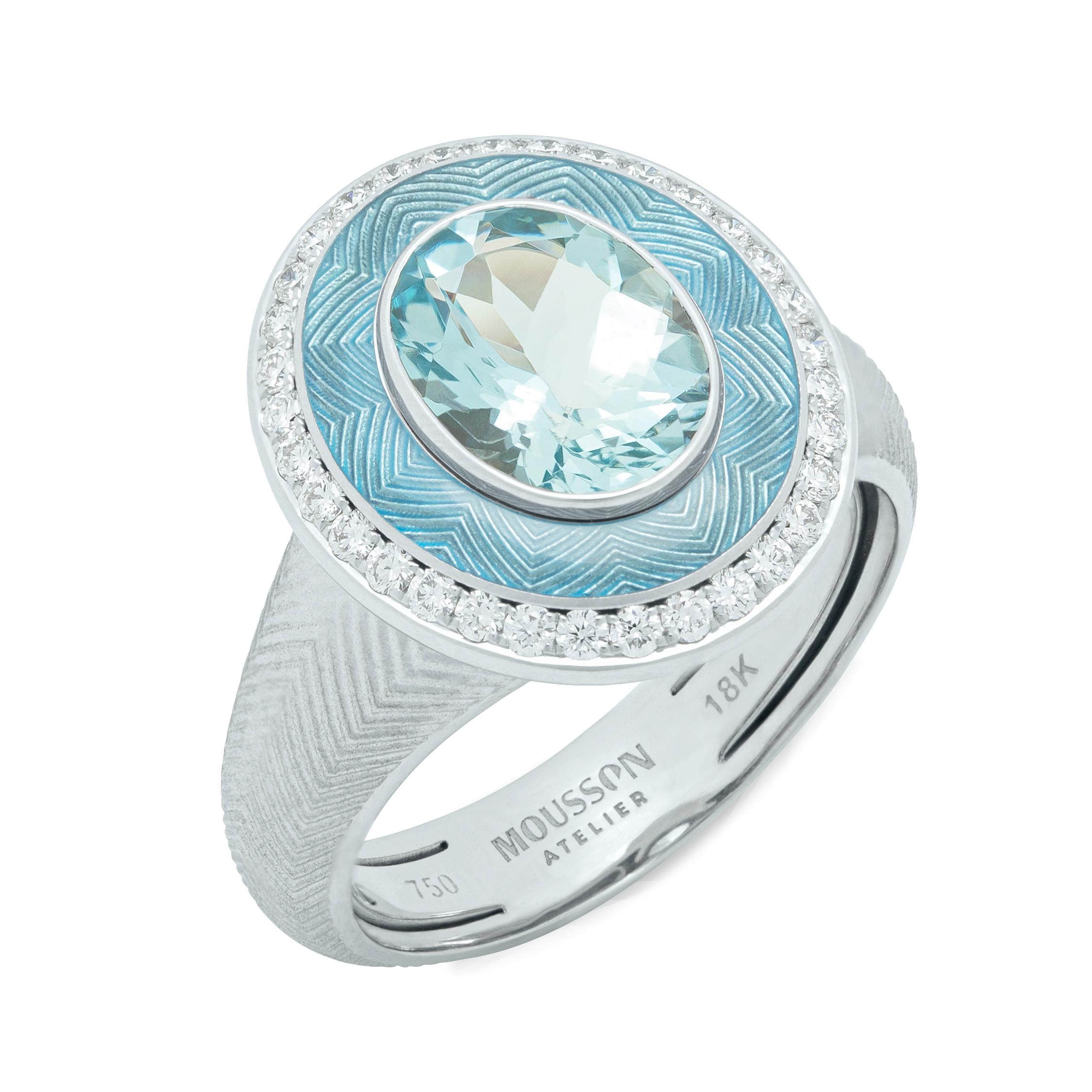 Aquamarine 1.66 Carat Diamonds 18 Karat White Gold Tweed Ring
Perhaps this is the brightest and most popular representative of the Pret-a-Porter collection. The texture of Tweed reminds of the well-known fabric, but most importantly, it reminds of