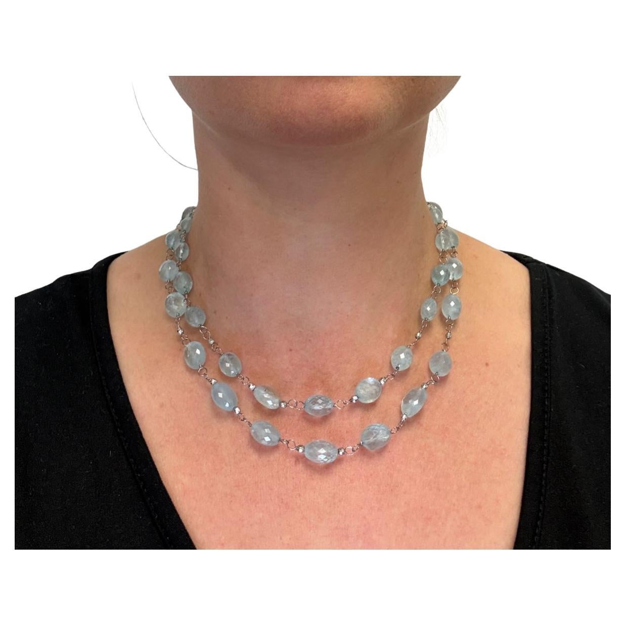 Description
Magnifique aigue-marine apaisante, enveloppée individuellement de fil métallique et rehaussée de petites boules à facettes en or blanc pour créer un style général harmonieux et féminin. 
Article #N3750

Matériaux et poids
Aigue-marine,