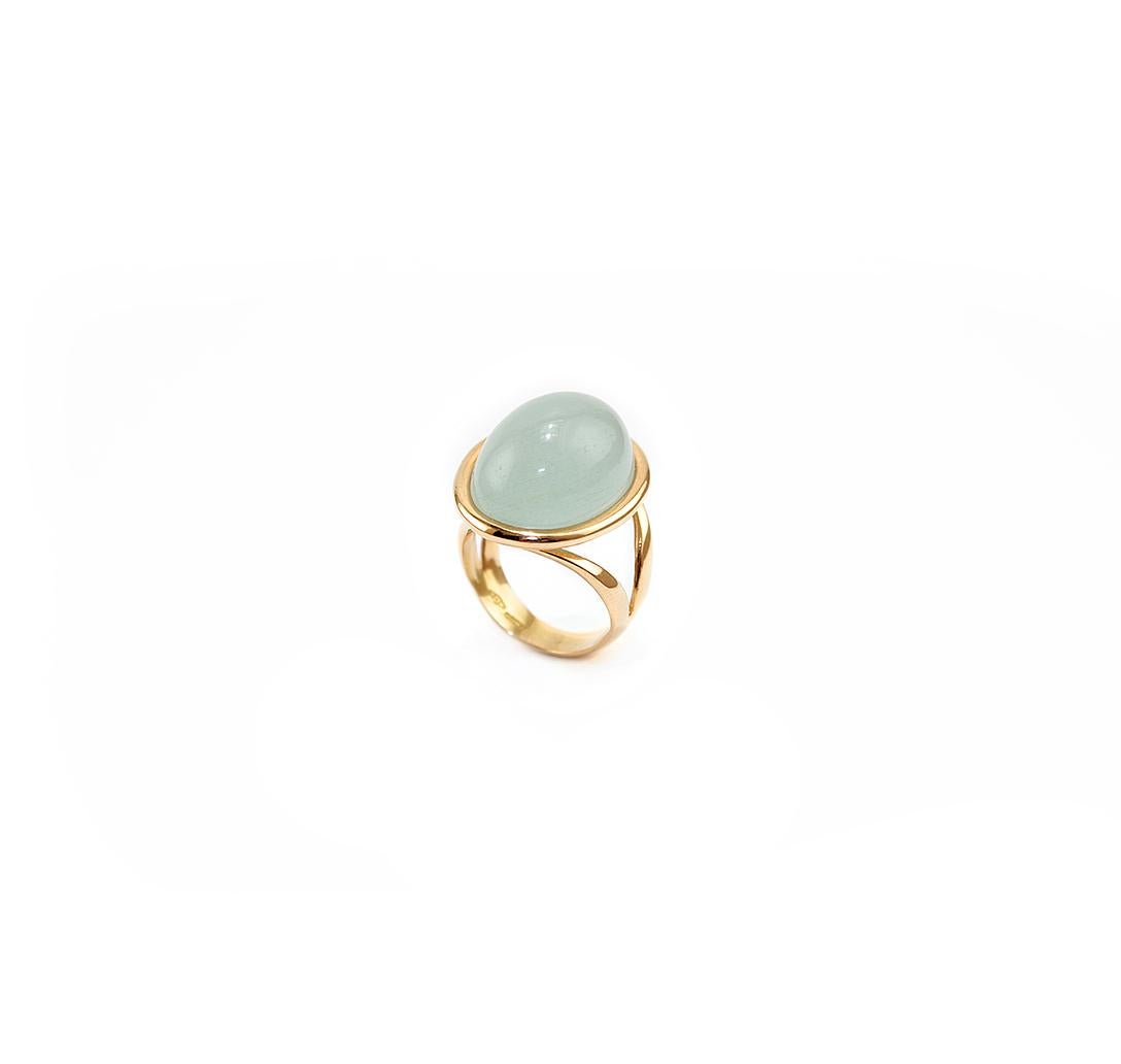 Elegant ring in 18kt pink gold and milky aquamarine cabochon. 
Milky aquamarine ct. 22,5
Pink Gold g. 6,12
Size 13 - other sizes on request

