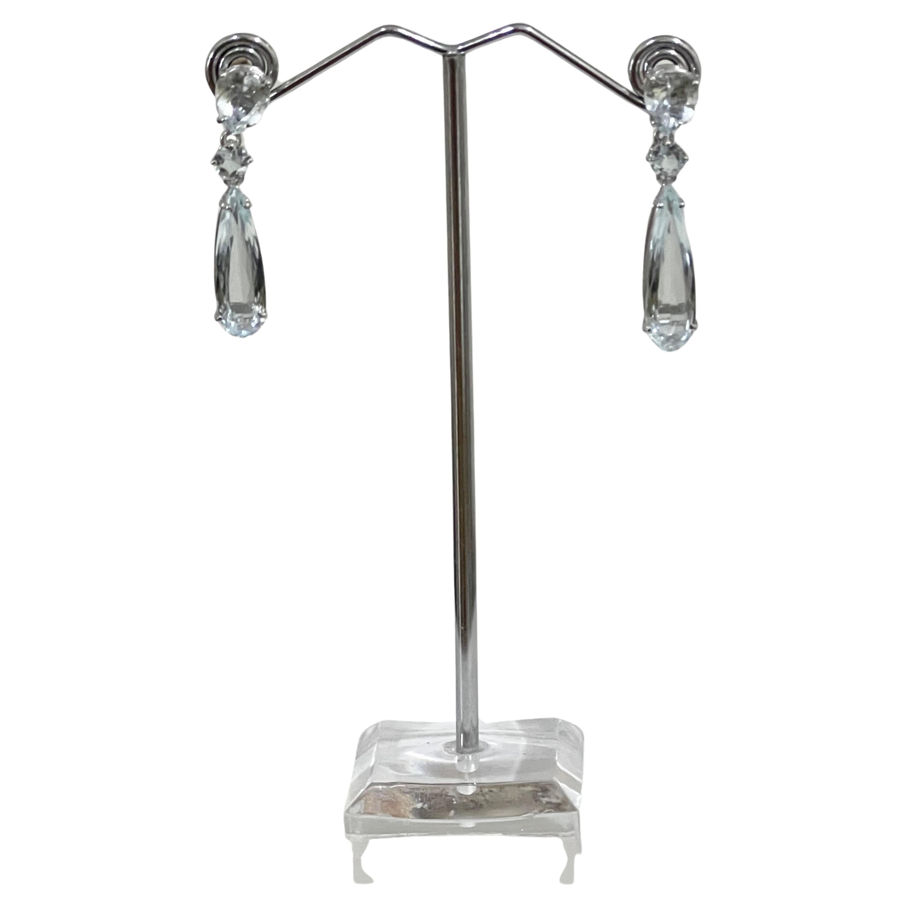 These exquisite 18-karat white gold earrings showcase the pure and serene beauty of Brazilian aquamarine, elegantly suspended in a delicate yet bold design. Perfect for those who appreciate the luxury of fine gemstones without the distraction of