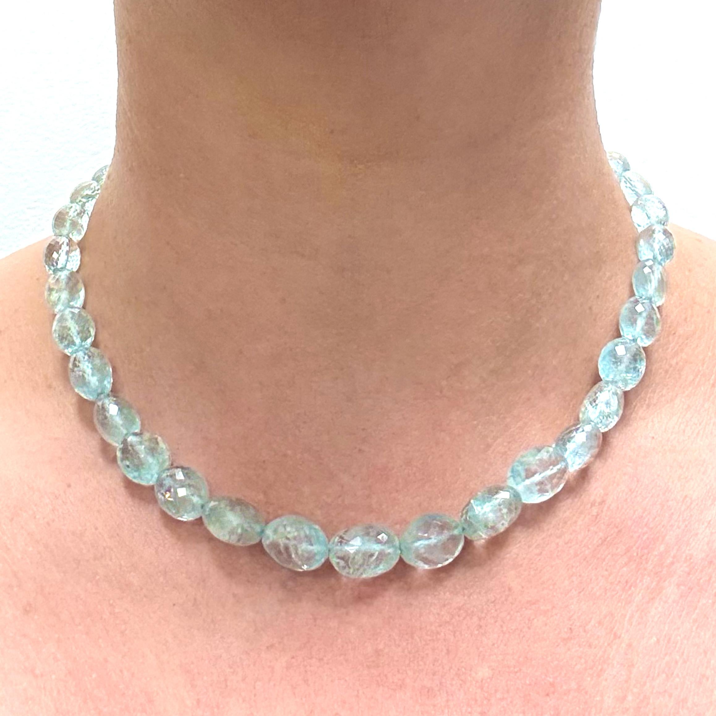 Descrizione
Sobria ed elegante, questa collana di acquamarina sfaccettata da 118 carati irradia una luce blu morbida e serena. Rifinito con una chiusura in oro bianco 14k, è progettato per una raffinatezza senza sforzo e un lusso tranquillo.