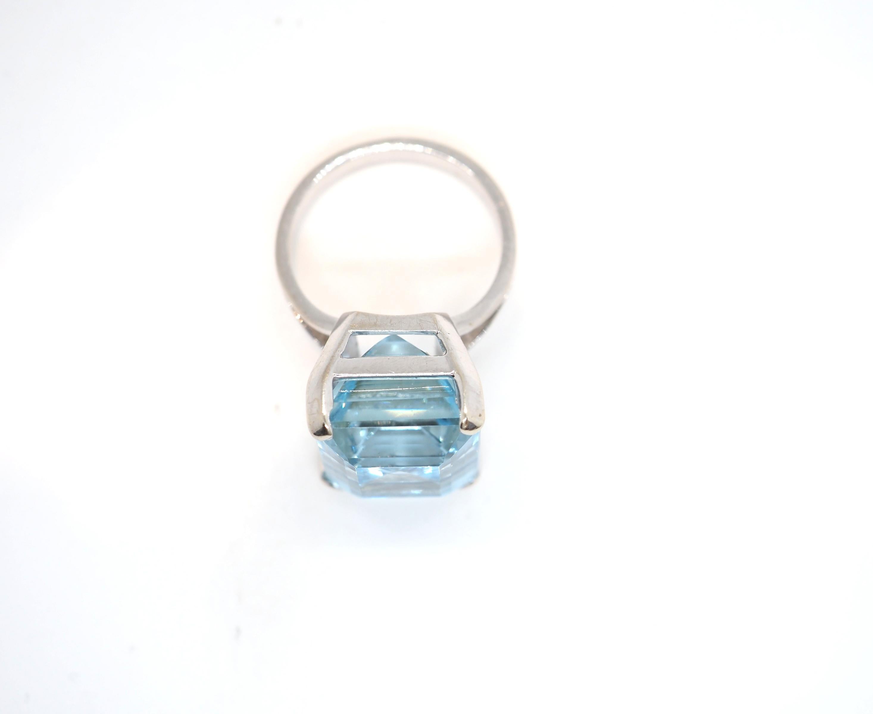 Aquamarine 18K White Gold Cocktail Ring In Excellent Condition For Sale In Geneva, CH