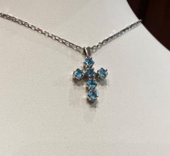 Ciondolo Croce/Crocifisso in oro bianco 18 carati e acquamarina su catena in oro bianco 18 carati
