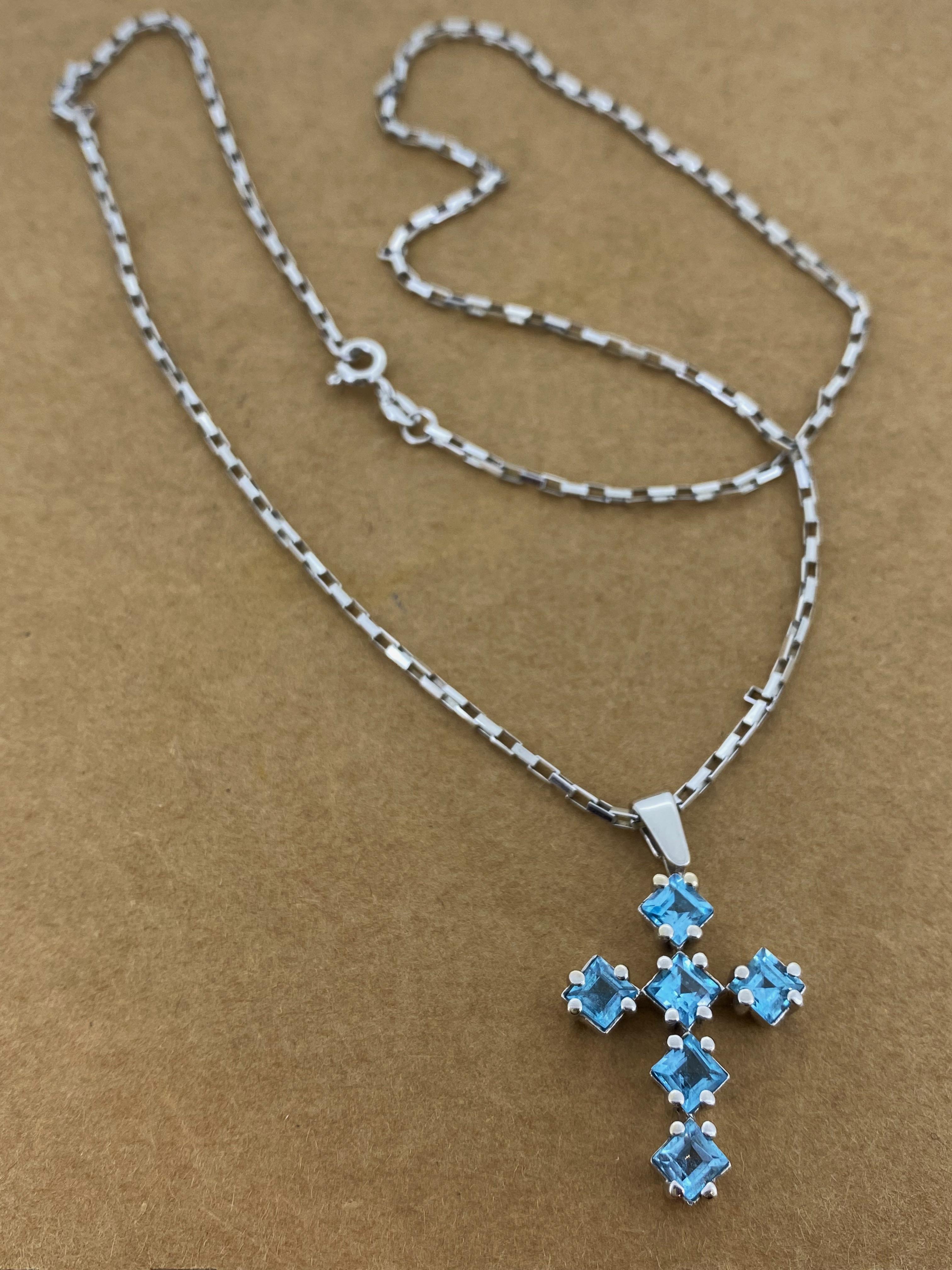 Taglio princess Aquamarine & 18K White Gold Cross / Crucifix Pendant on 18K White Gold Chain in vendita