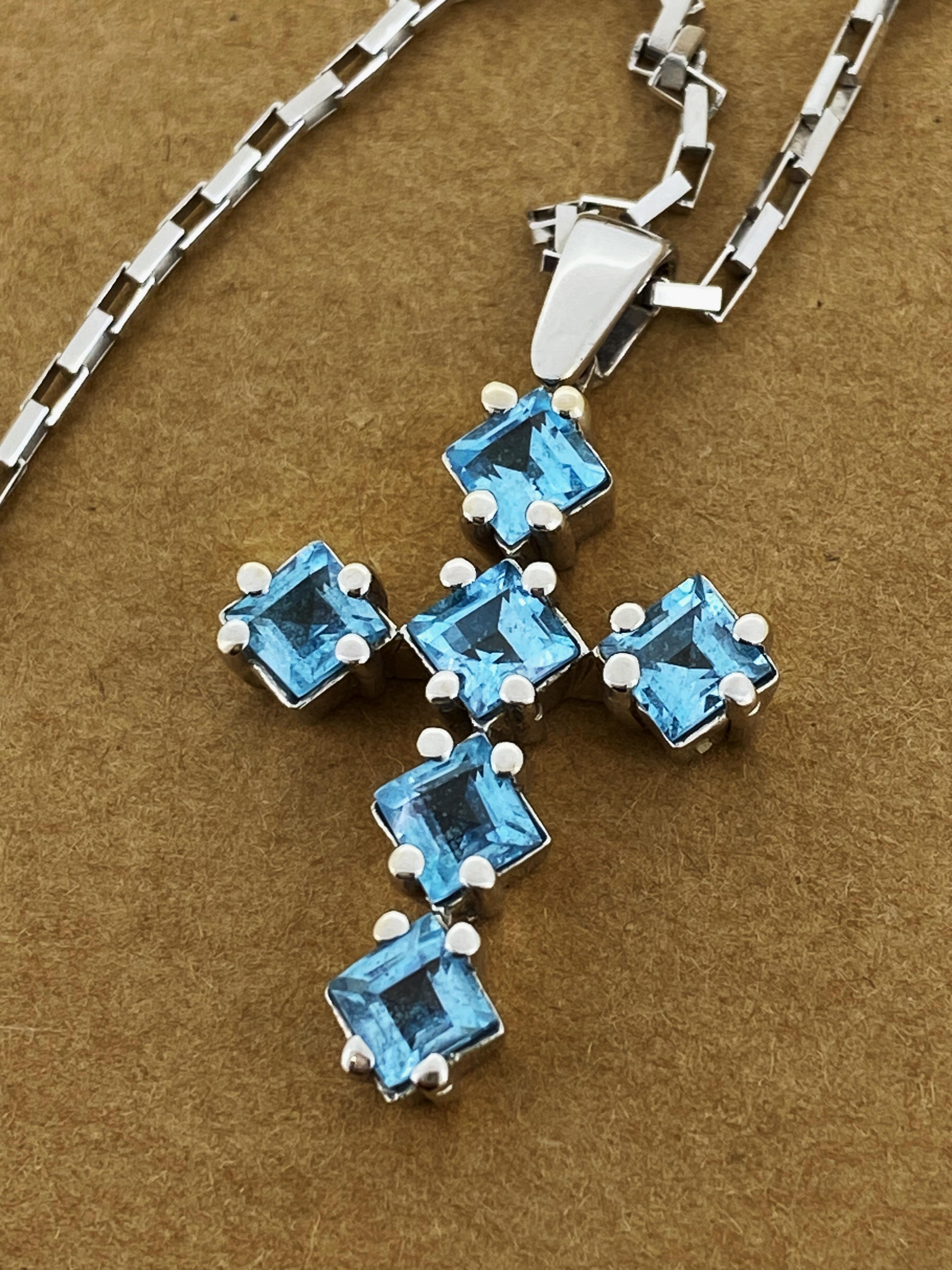 Aquamarine & 18K White Gold Cross / Crucifix Pendant on 18K White Gold Chain In condizioni ottime in vendita a MELBOURNE, AU