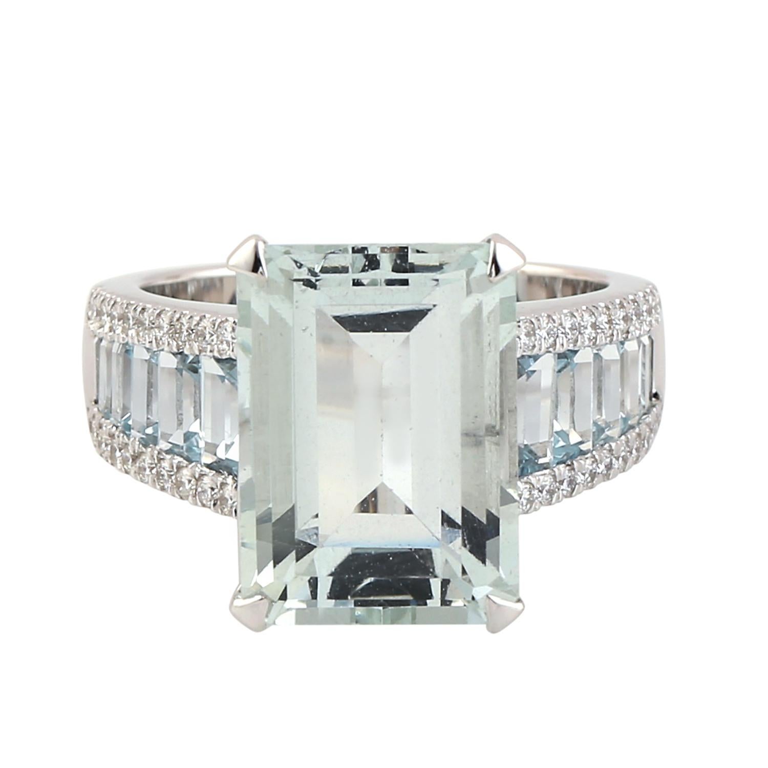 Bague aigue-marine en or blanc 18 carats avec diamants baguettes sur la tige Pour femmes en vente