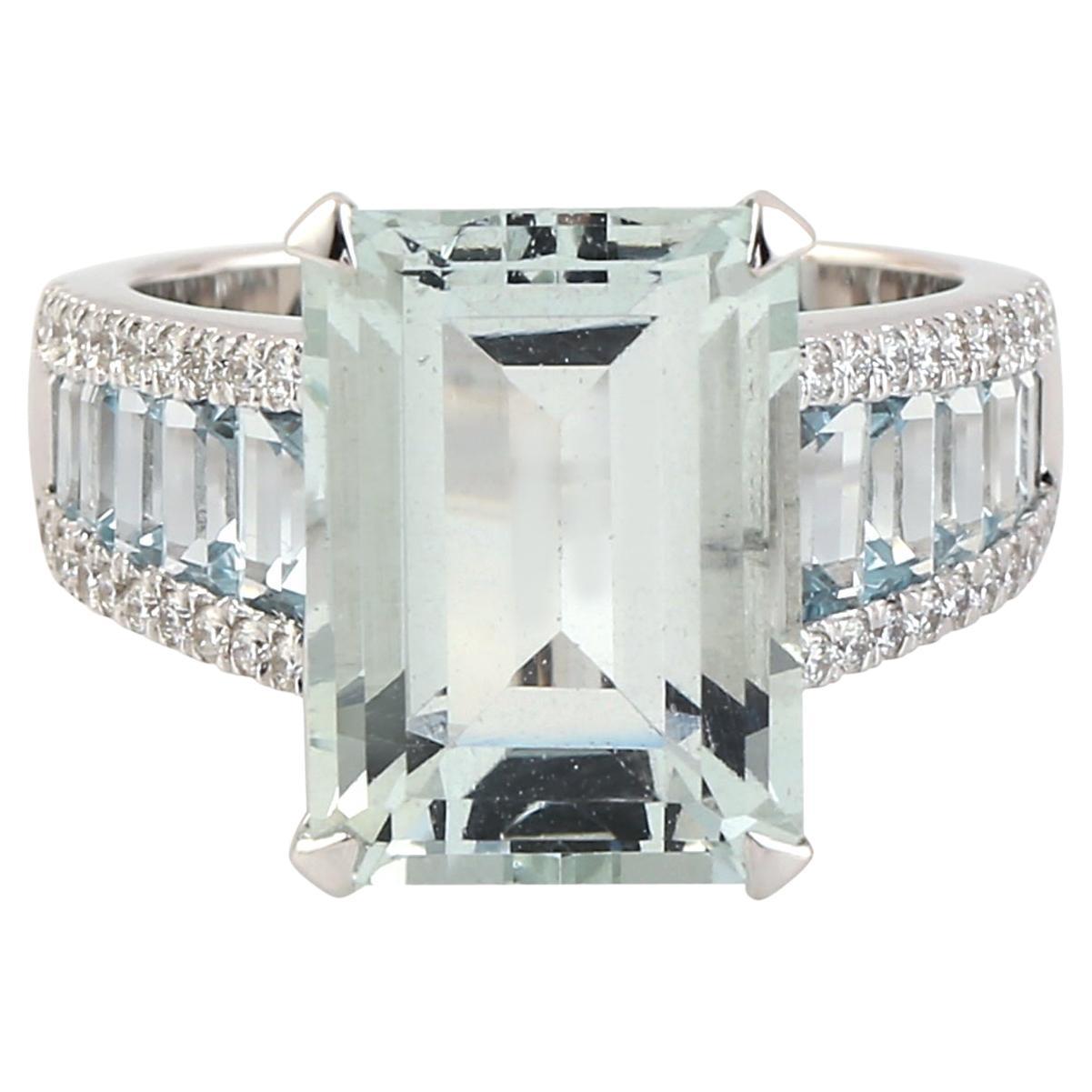 Aquamarine 18k White Gold Ring with Baguette Diamonds on the Shank For Sale