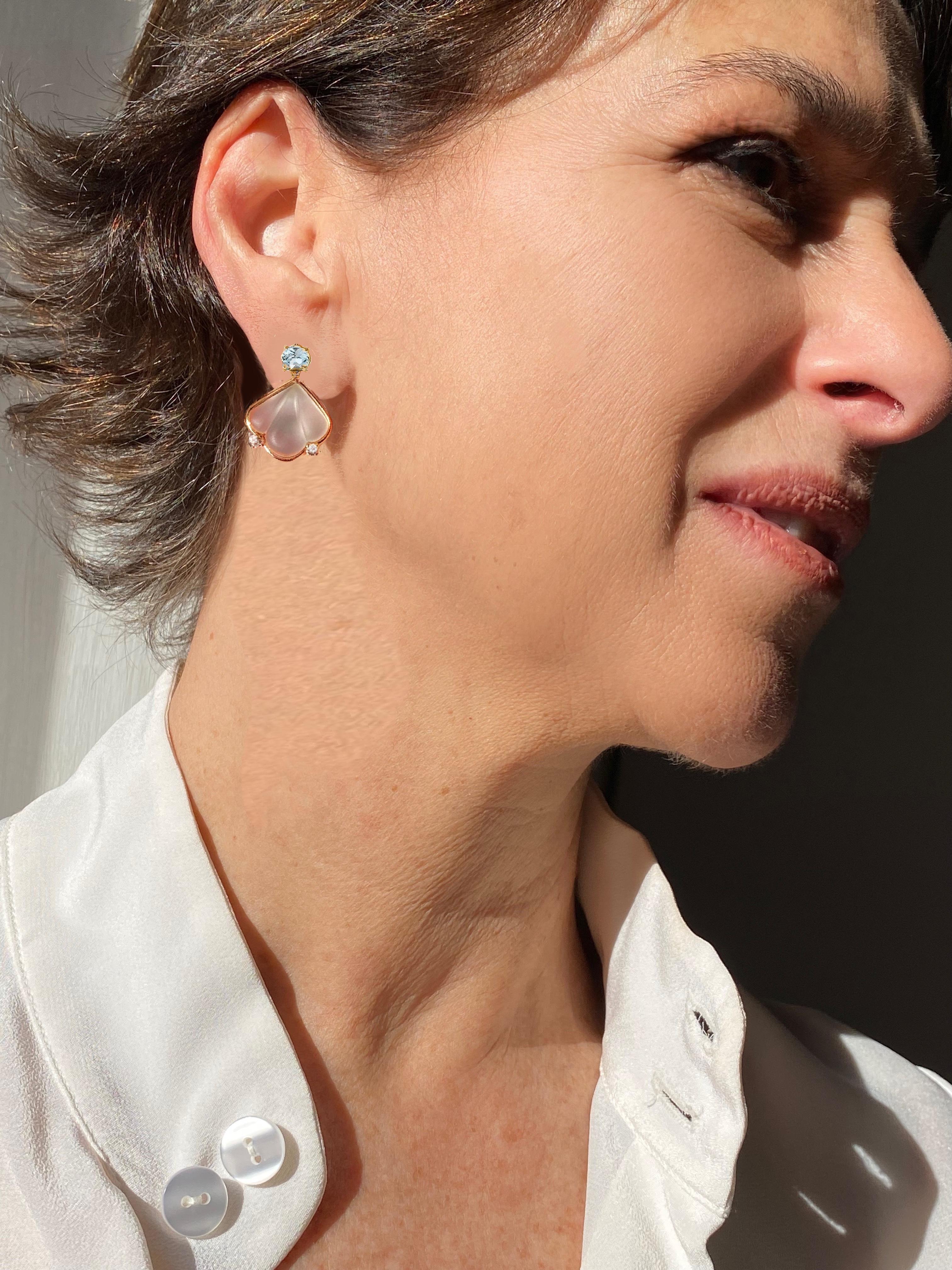 Rossella Ugolini Design Collection, ein Deco-Stil 18 Karat Gelbgold Oval Cut 1,28 Karat Aquamarin, Bergkristall 0,12 Karat weiße Diamanten Dangle Drops Ohrringe. 
Abmessungen: Zoll 0,39 x 6,29.   cm. 1 x 1.6.    gr 4.
Diese Ohrringe im Art-Déco-Stil