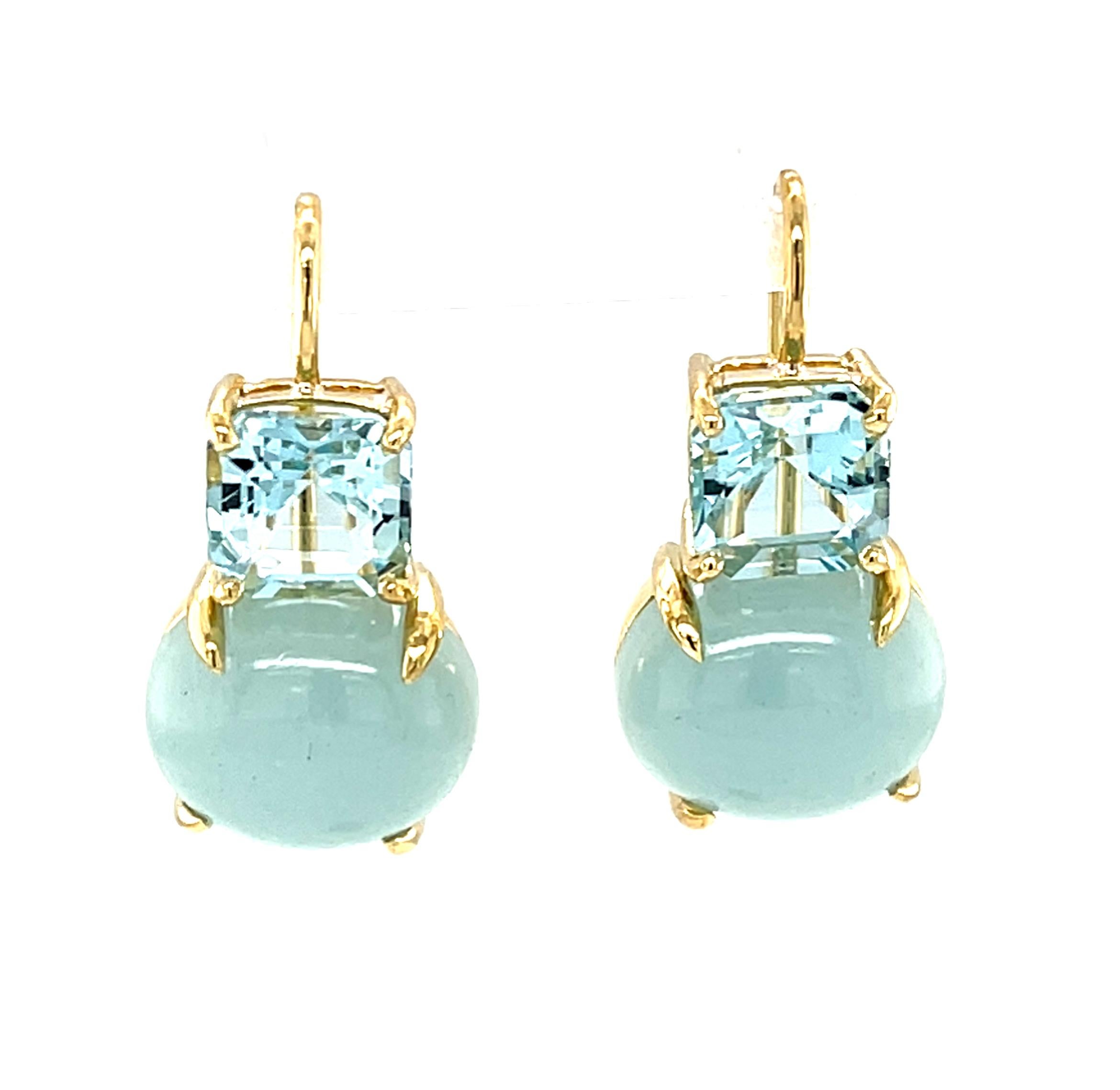 Questi deliziosi orecchini in oro giallo 18 carati presentano acquamarine sfaccettate con taglio a smeraldo e cabochon ovali. L'acquamarina sfaccettata con taglio a smeraldo è una splendida tonalità cristallina e brillante di un blu medio