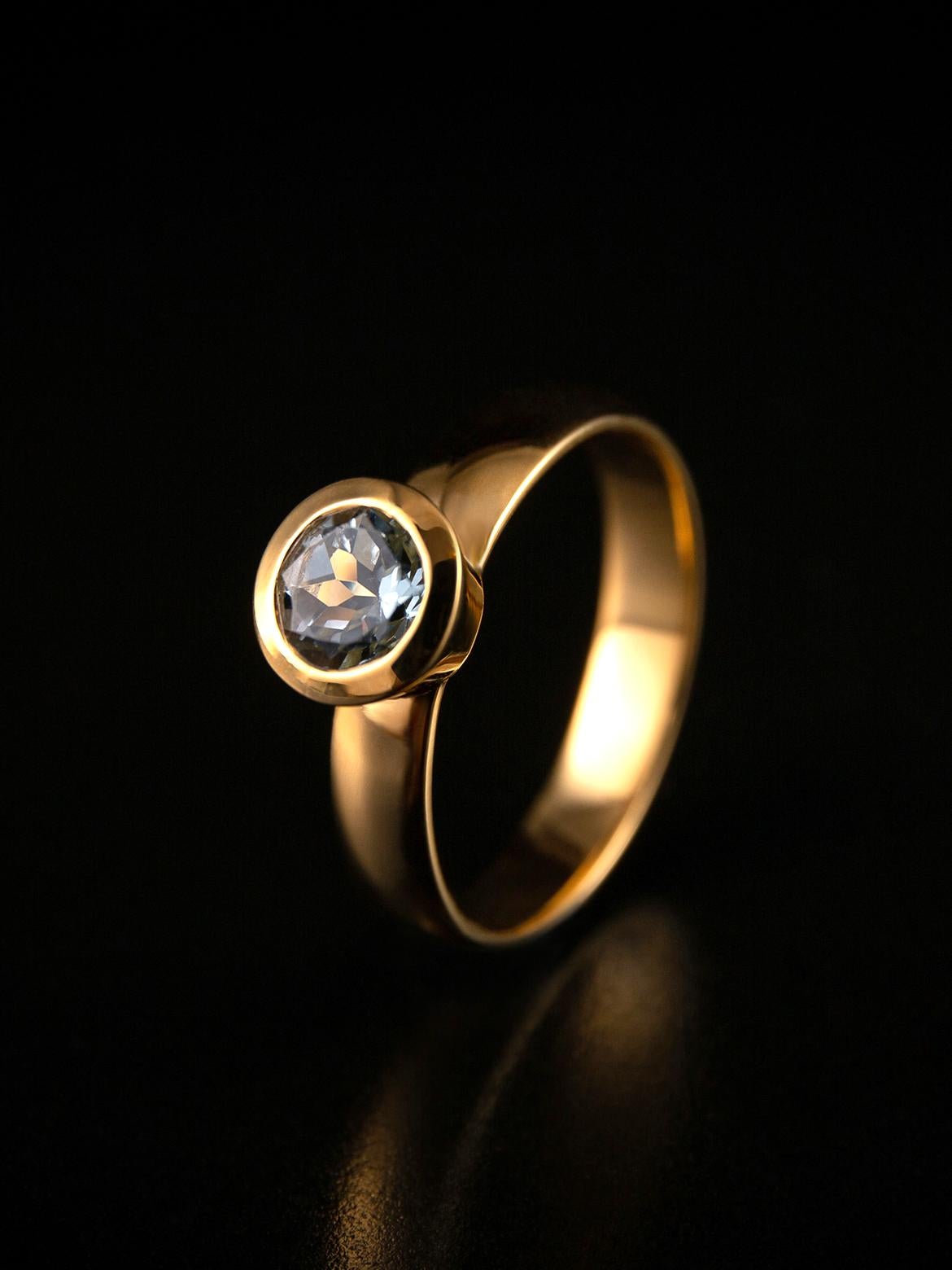 Taille ronde Bague de fiançailles unisexe en or jaune 18 carats, aigue-marine, béryl bleu naturel du Brésil en vente