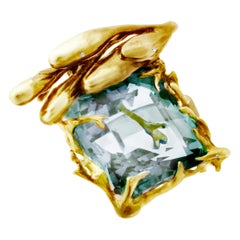 Collana con ciondolo contemporaneo in oro giallo a diciotto carati con acquamarina
