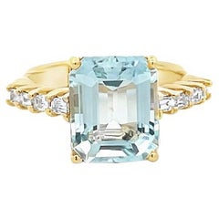 Anillo de moda de oro amarillo de 14 quilates con aguamarina de 4,20 quilates y diamante de 0,30 quilates