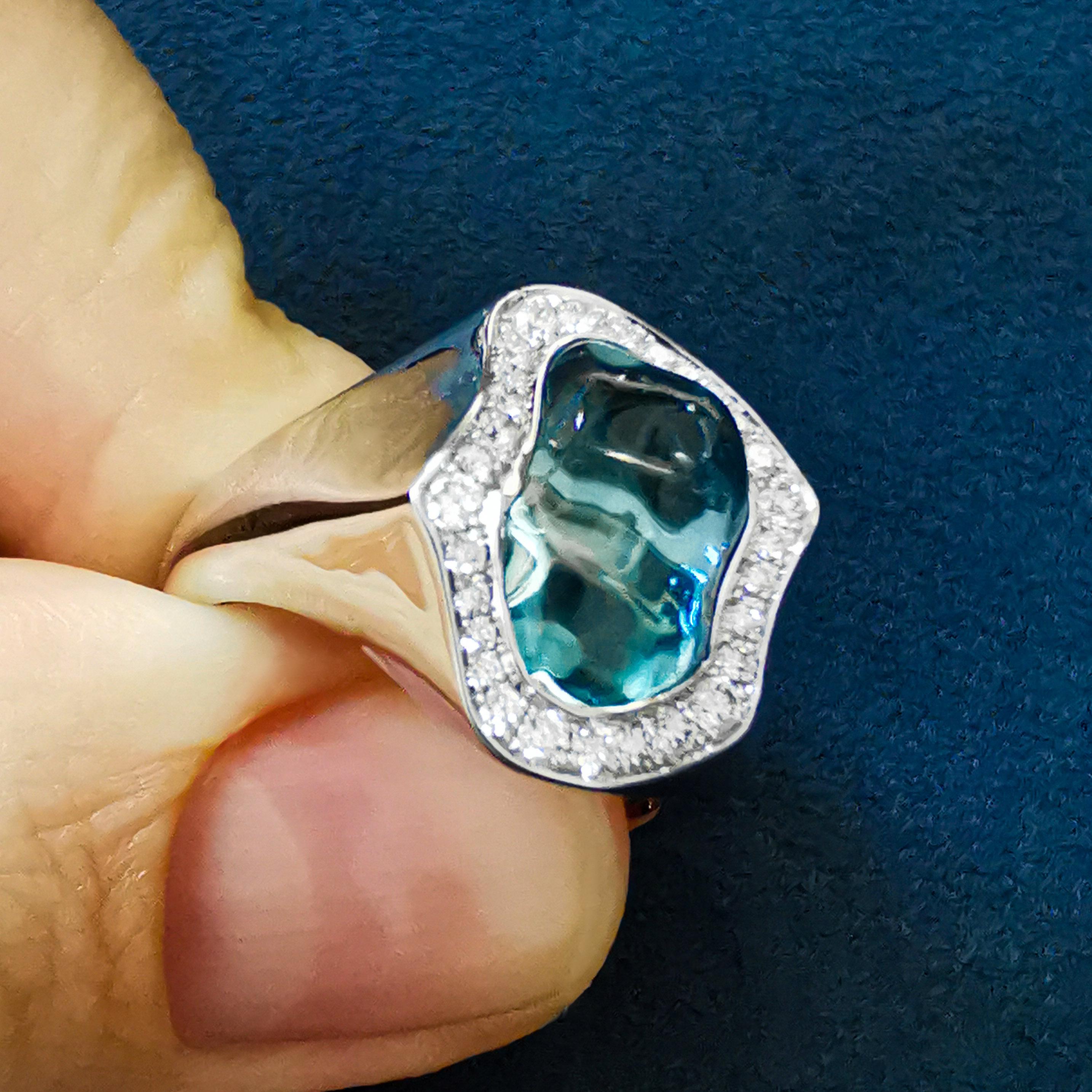 Contemporary Aquamarine 4.52 Carat Diamonds 18 Karat White Gold Spectrum Ring For Sale