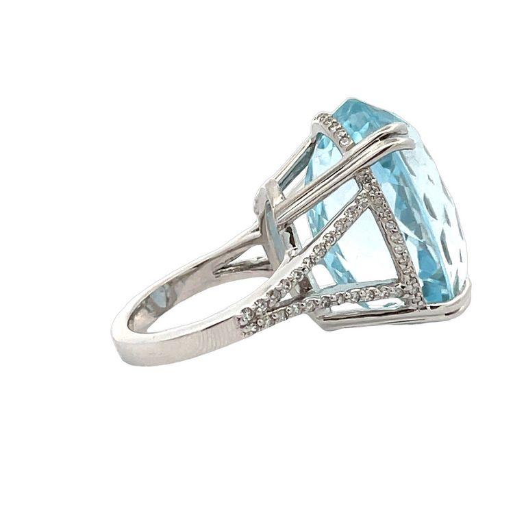 Aquamarine 47.00 CT & White Diamonds 0.55CT in 14K White Gold Cocktail Ring In New Condition For Sale In New York, NY