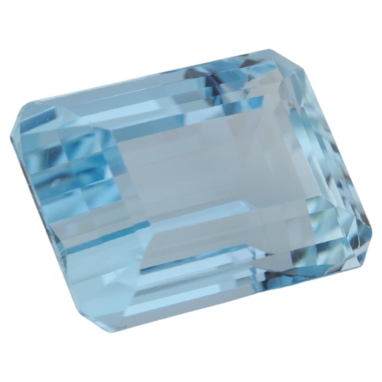 Ein natürlicher Aquamarin mit einem Gewicht von 49,55 ct im wohlproportionierten Achteckschliff. Der Edelstein hat einen feinen Blauton mit guter Brillanz. Seine Abmessungen betragen 25,18 × 18,32 × 14,60 mm.