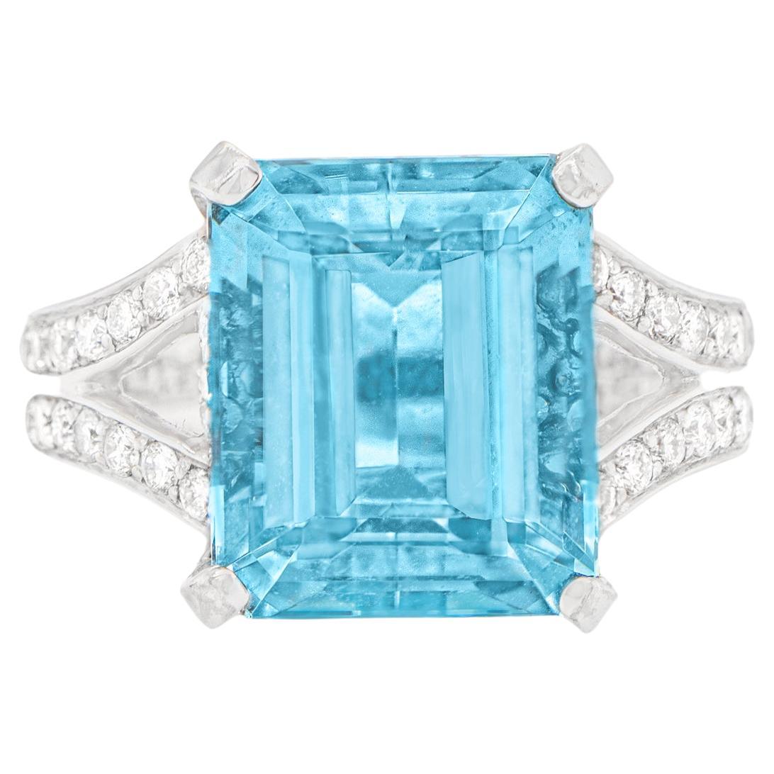 Aquamarine 6.60 Carat Ring with Diamonds 1.15 Carats Total 14k Gold For Sale