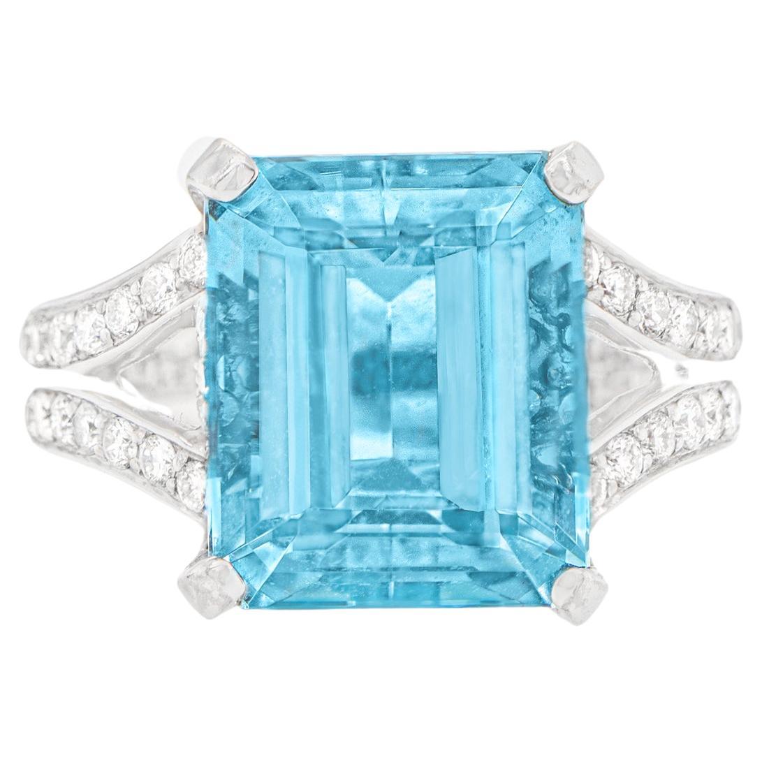 Aquamarine 6.60 Carat Ring with Diamonds 1.15 Carats Total 14k Gold For Sale