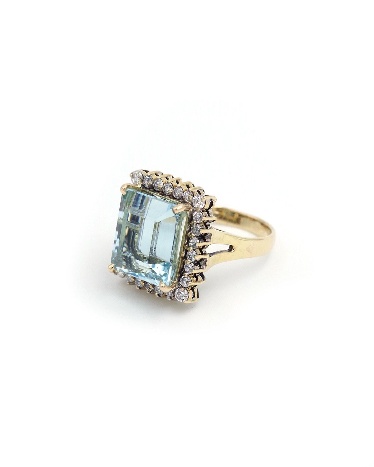 Anillo de aguamarina de 7,46 ct y diamantes en oro de 18 quilates. Anillo de los años 70 engastado con una importante aguamarina azul claro de forma rectangular. La aguamarina está rodeada por 26 diamantes talla brillante. Un importante anillo de