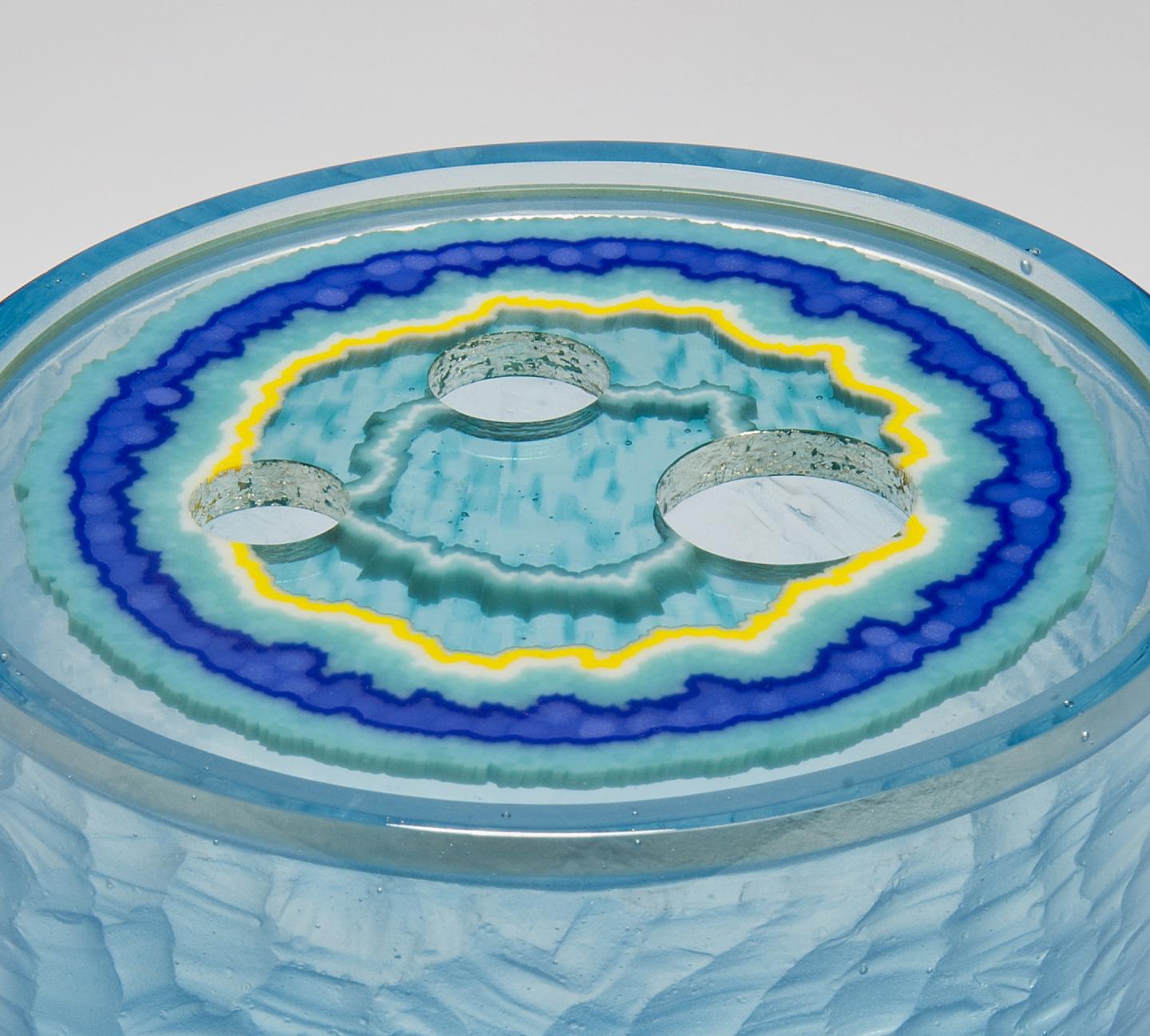 Aquamarin-Achat-Geode:: eine blau- und türkisfarbene Gussglas-Skulptur von Angela Jarman (Organische Moderne) im Angebot