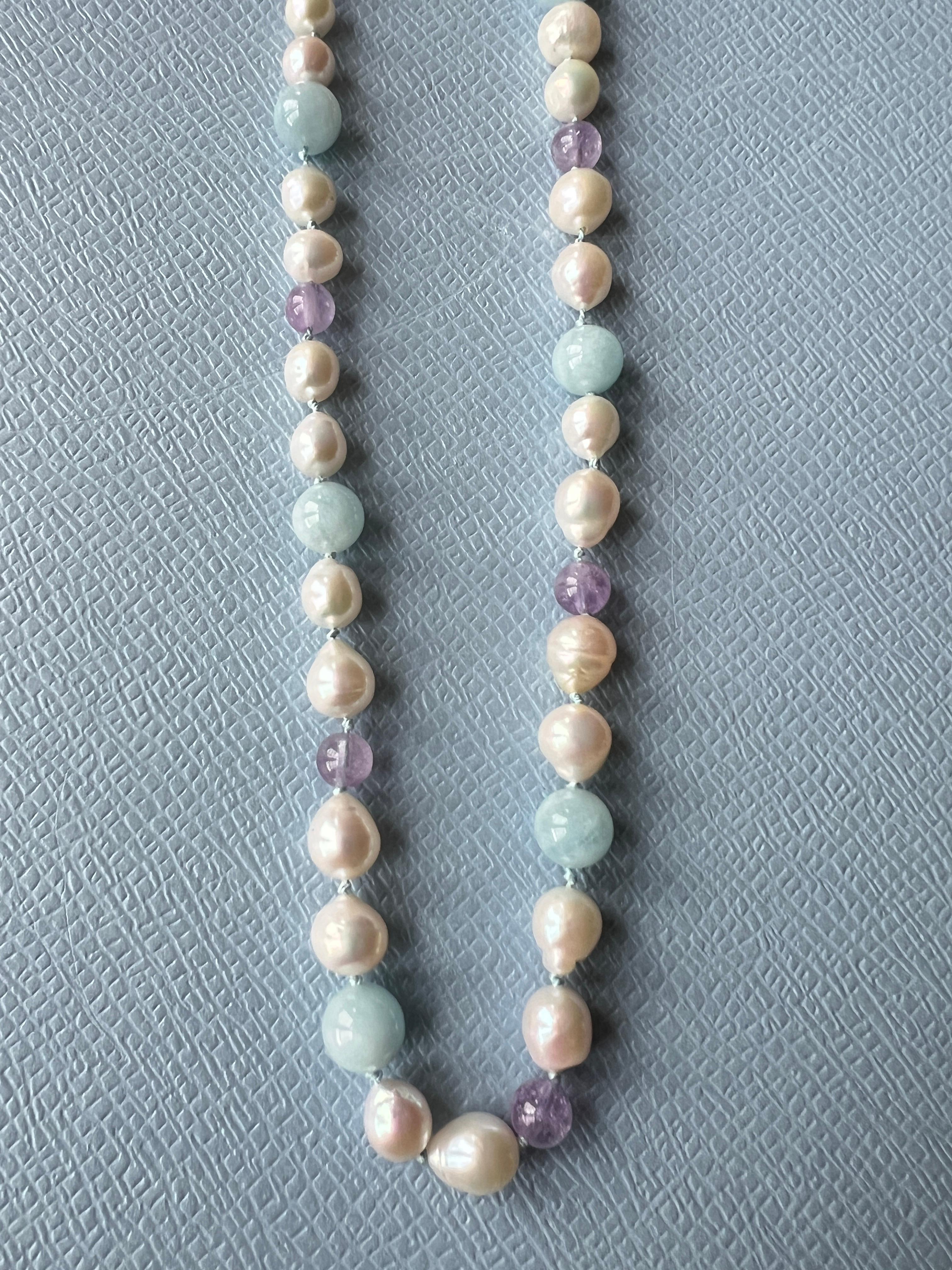 Collana di perle bianche con ametista e acquamarina in vendita 4