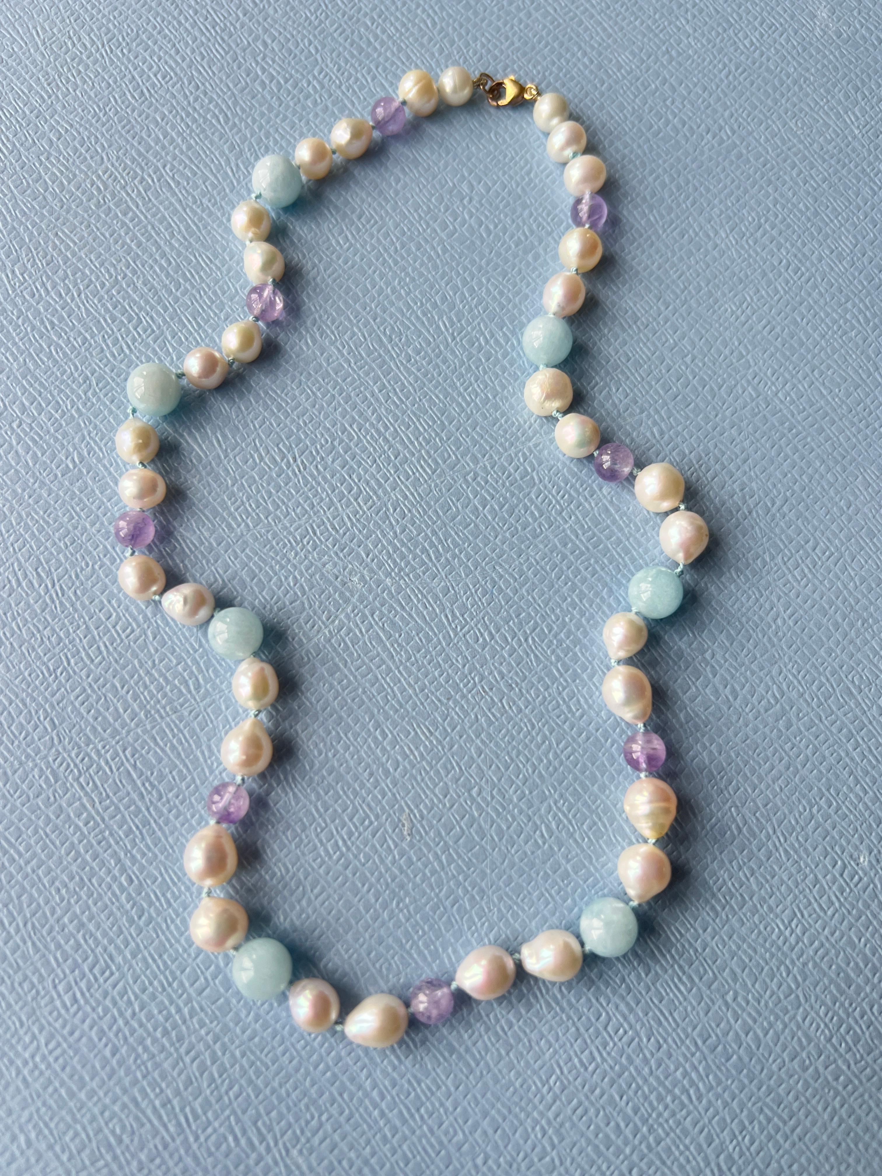 Taglio rotondo Collana di perle bianche con ametista e acquamarina in vendita