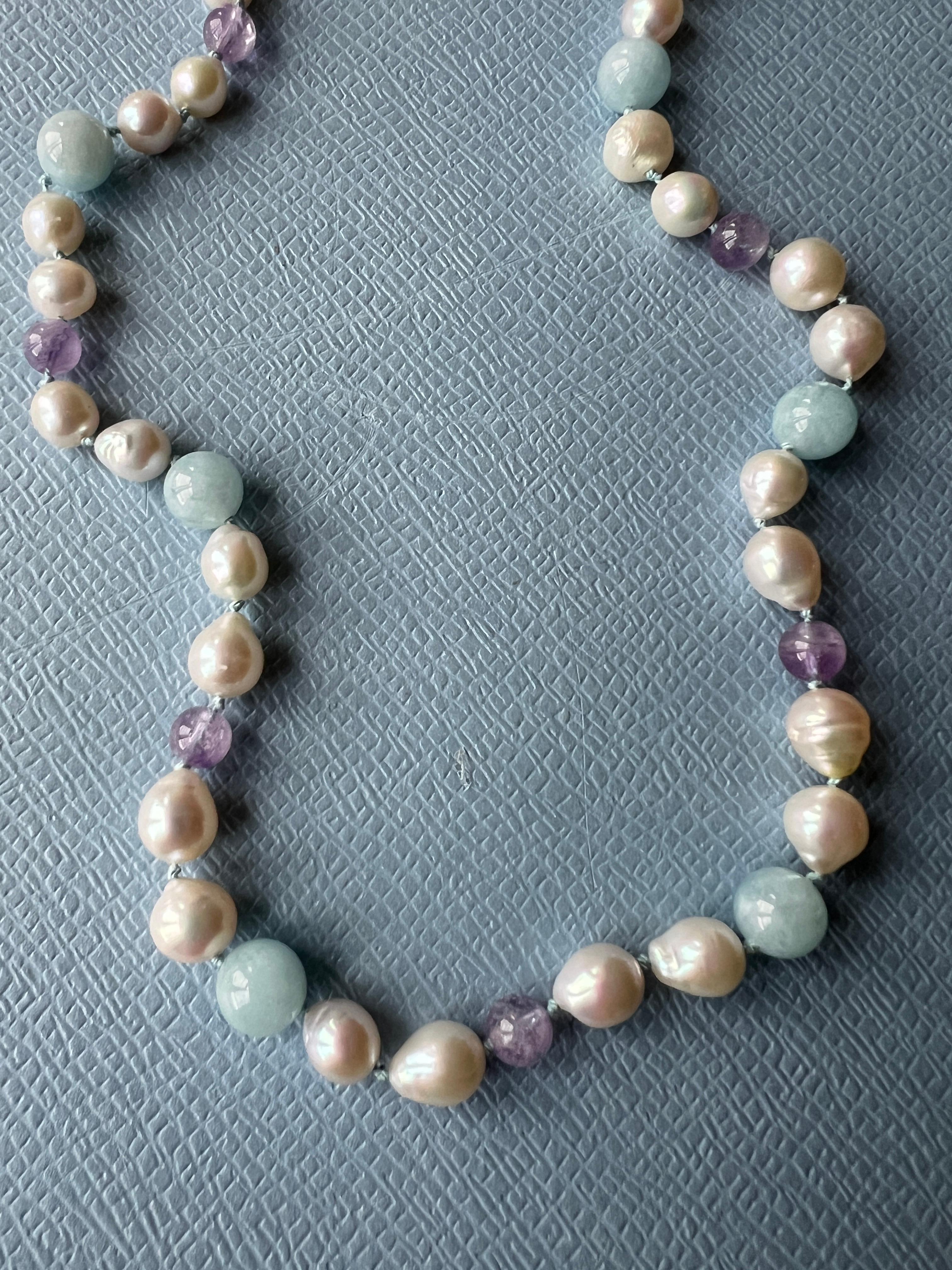 Donna Collana di perle bianche con ametista e acquamarina in vendita