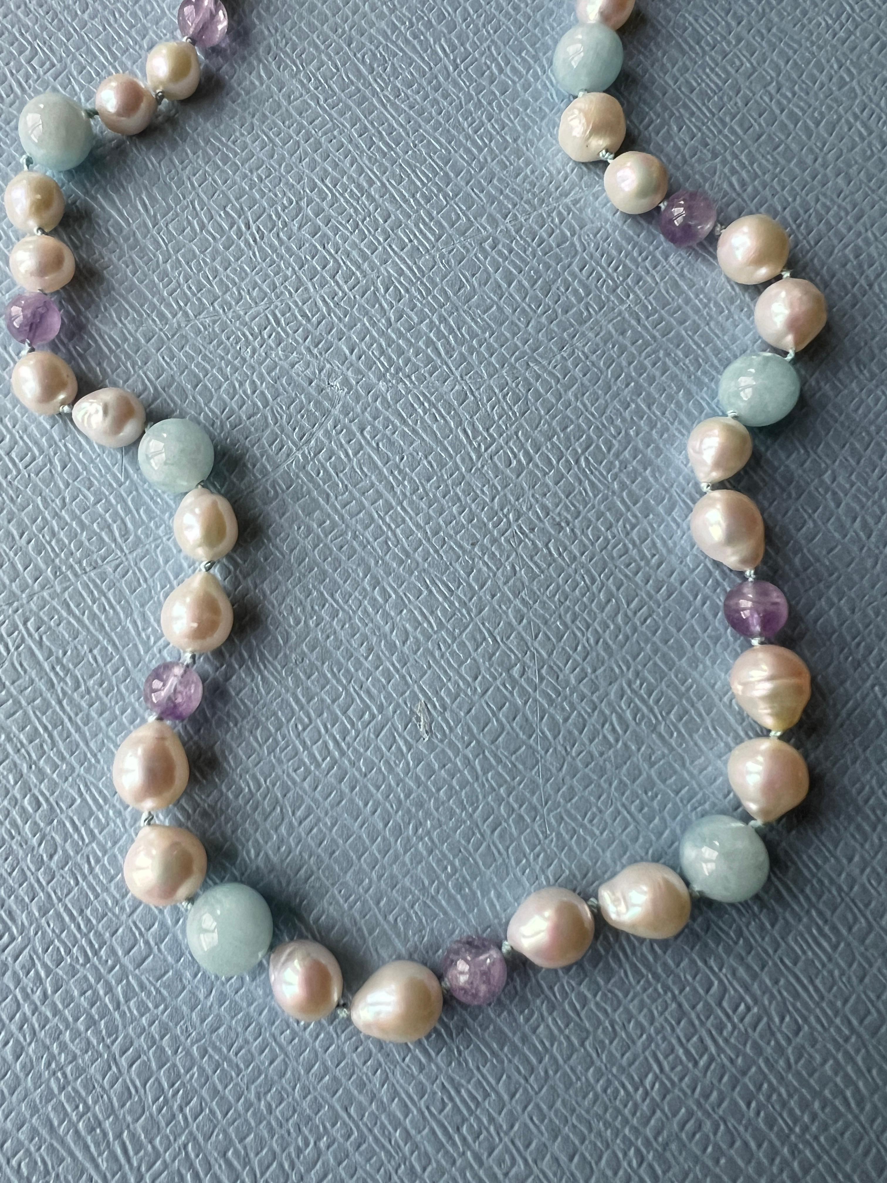 Collana di perle bianche con ametista e acquamarina in vendita 1