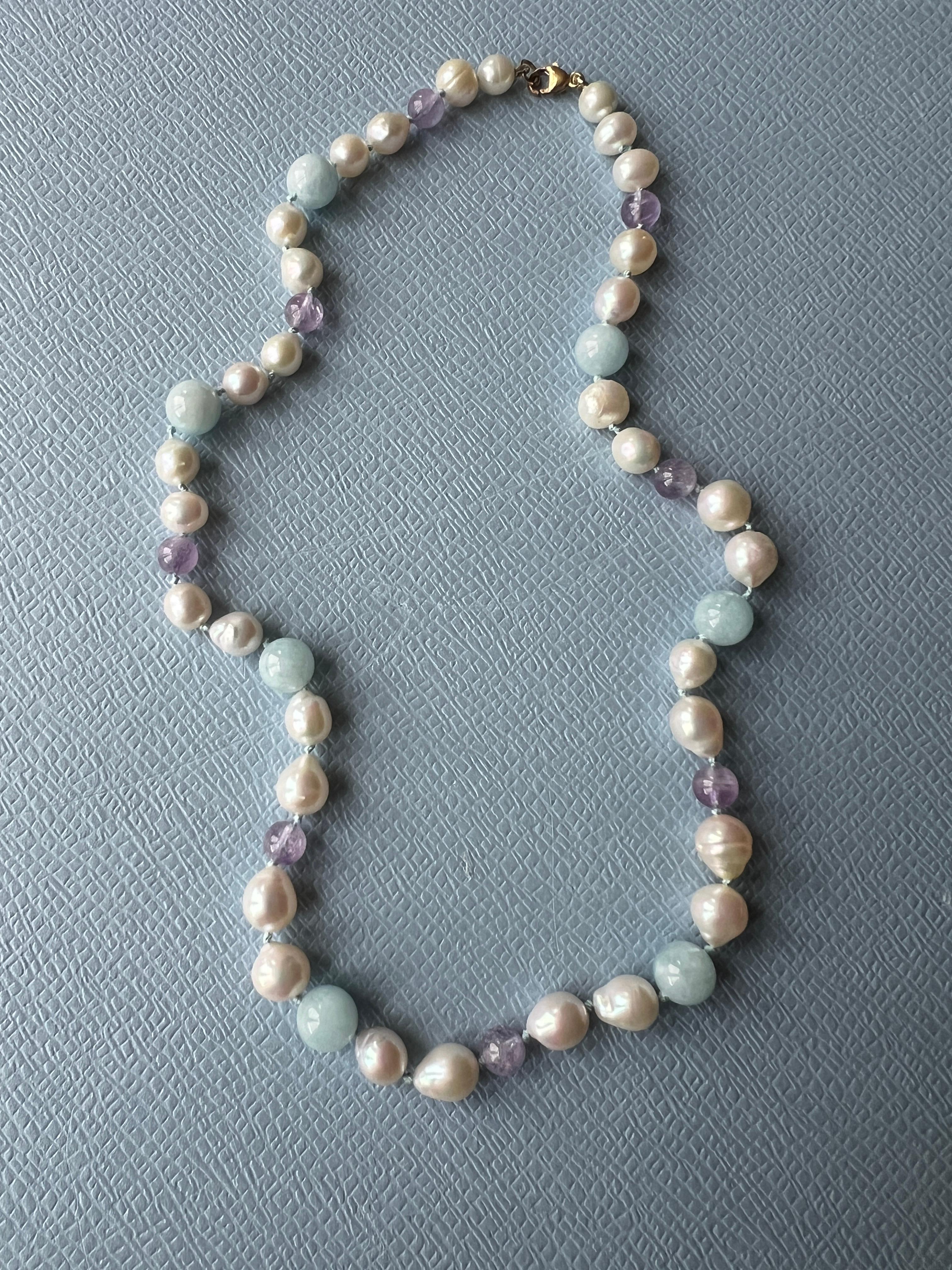 Collana di perle bianche con ametista e acquamarina in vendita 2