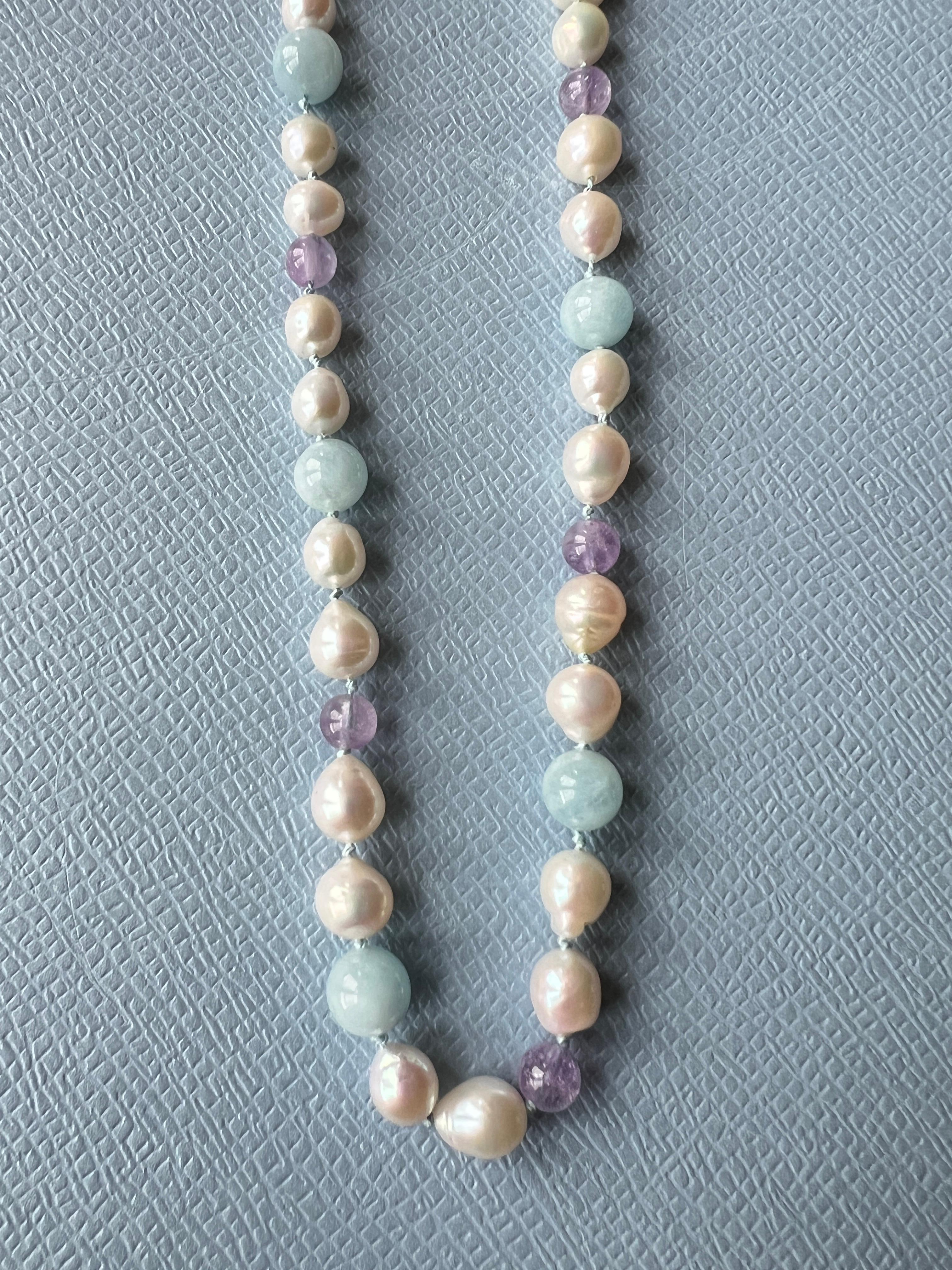 Collana di perle bianche con ametista e acquamarina in vendita 3