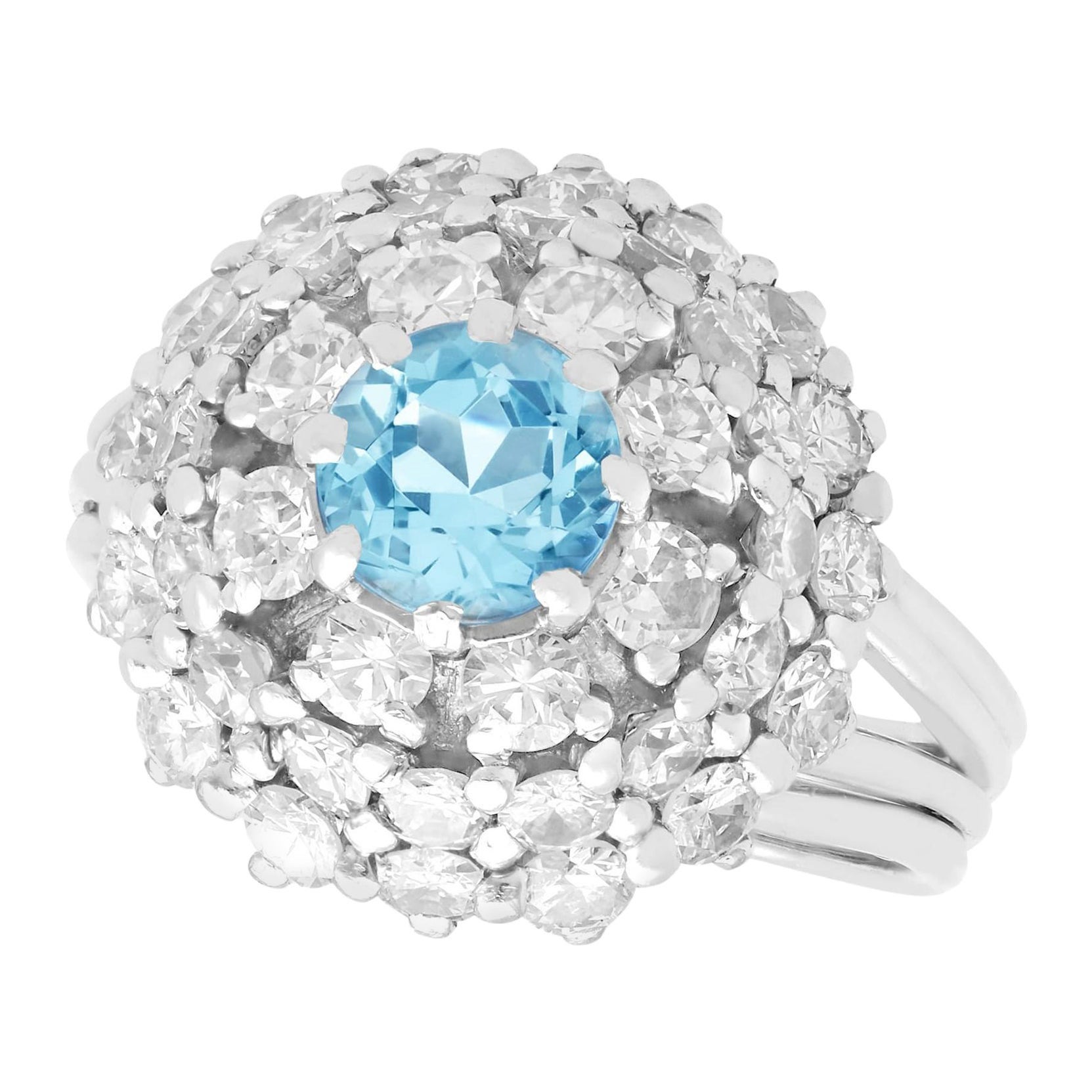 Anello cocktail in oro bianco con acquamarina e diamanti da 2,39 carati in vendita