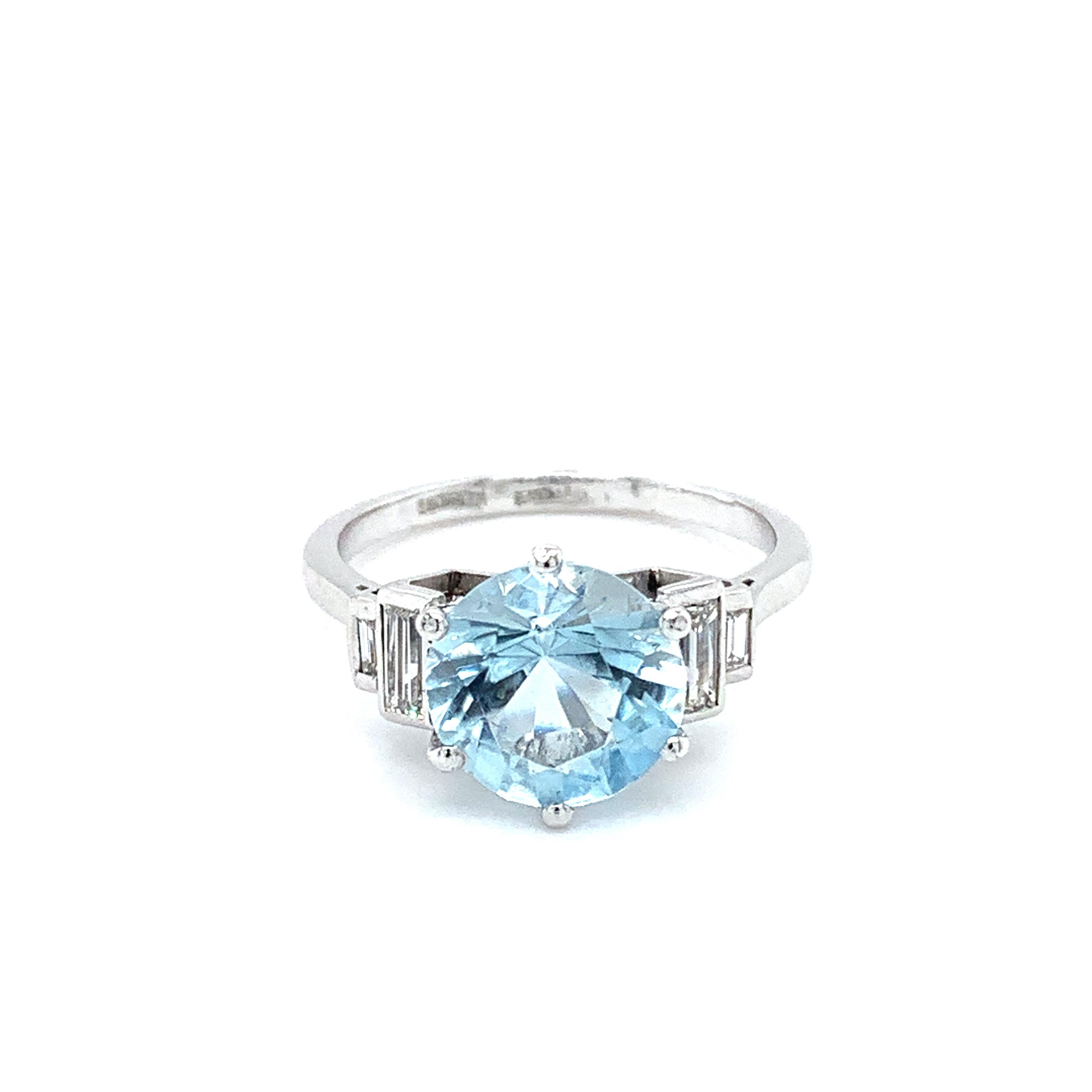 Art déco Bague cocktail trilogie aigue-marine et diamant baguette en vente