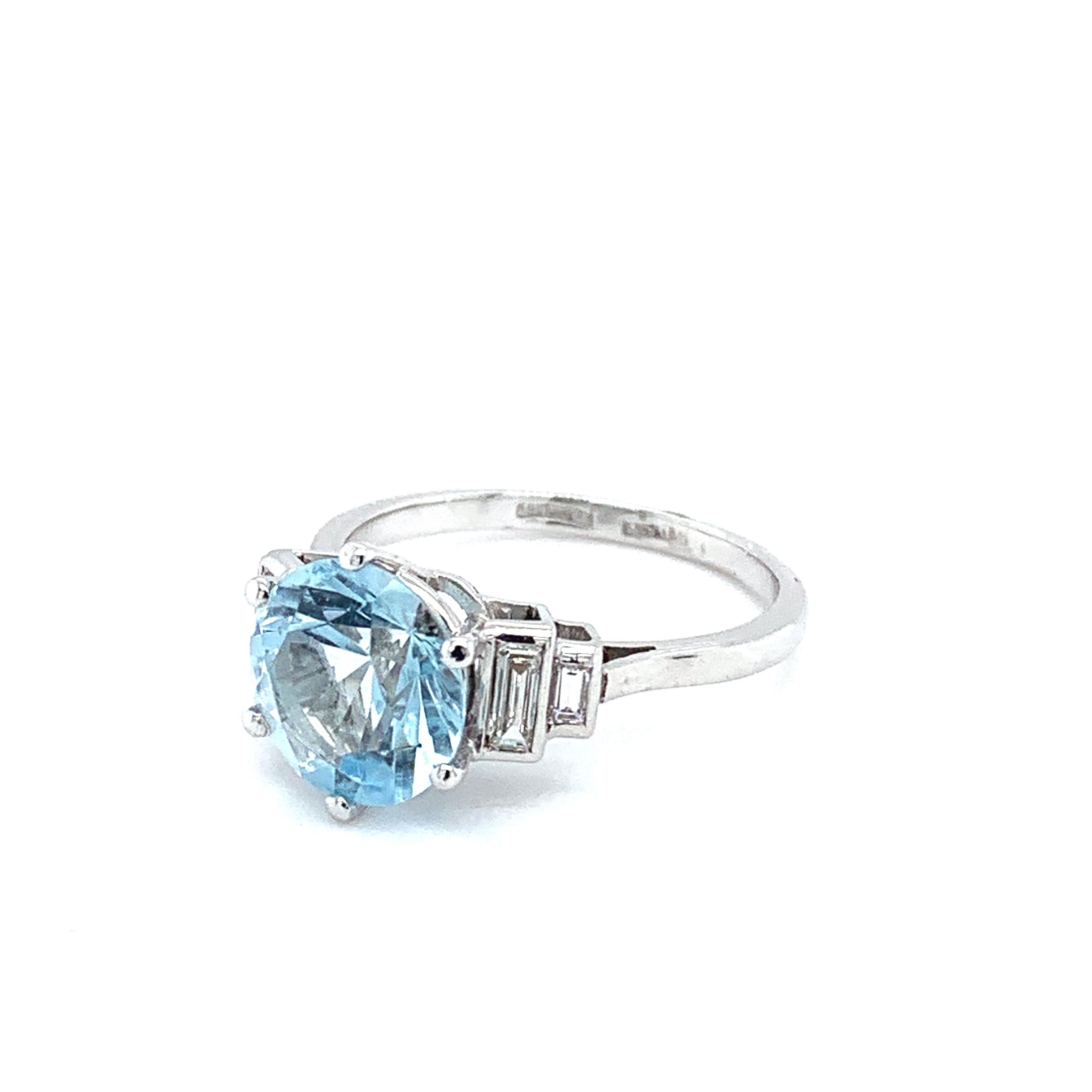 Taille ronde Bague cocktail trilogie aigue-marine et diamant baguette en vente