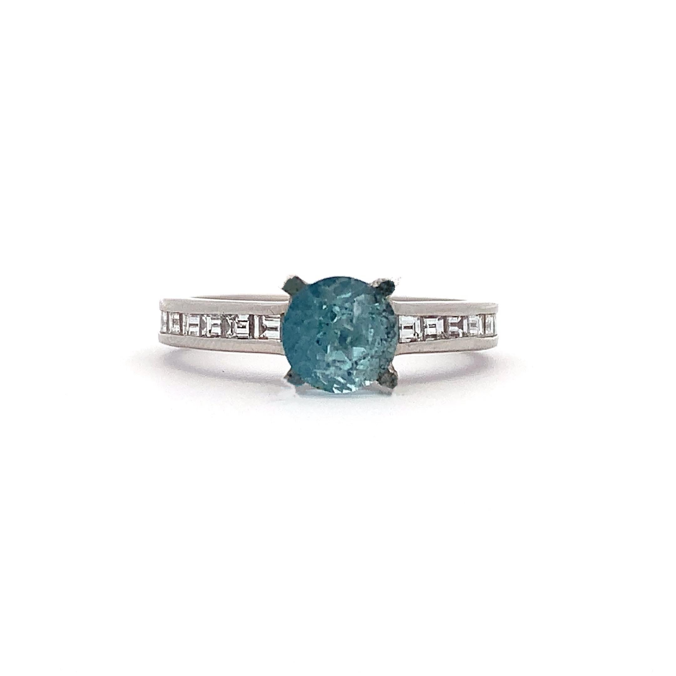 Taglio rotondo Anello di fidanzamento con acquamarina e diamanti baguette in platino in vendita
