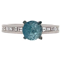 Anello di fidanzamento con acquamarina e diamanti baguette in platino