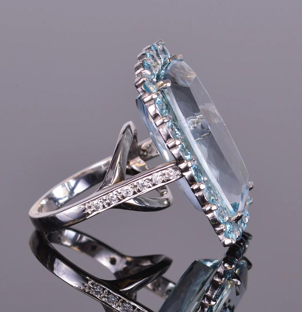 Taglio cuscino Anello Cocktail con Acquamarina e Zircone Blu con Diamanti in vendita