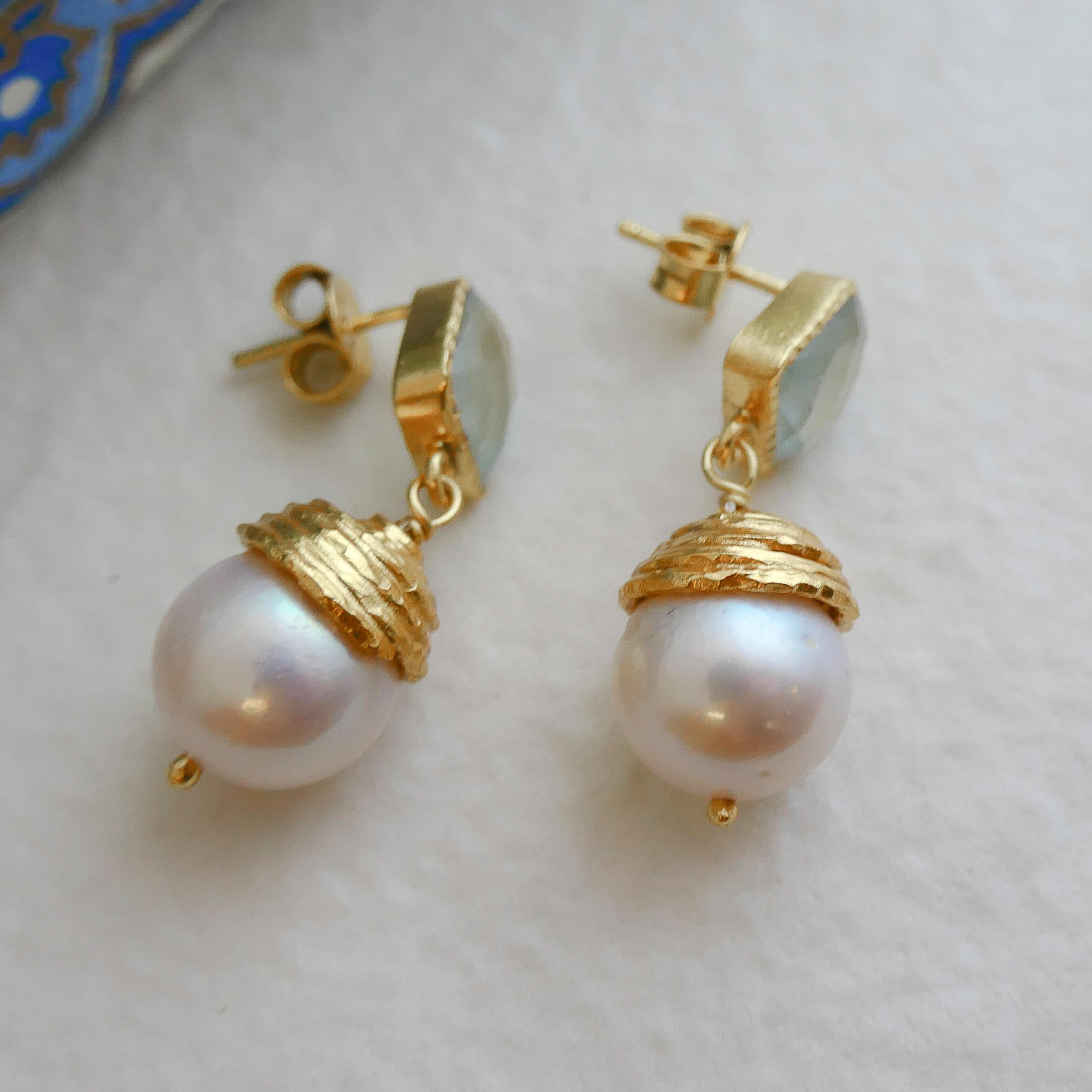 Donna Orecchini pendenti in argento placcato oro con acquamarina e perla coltivata in vendita